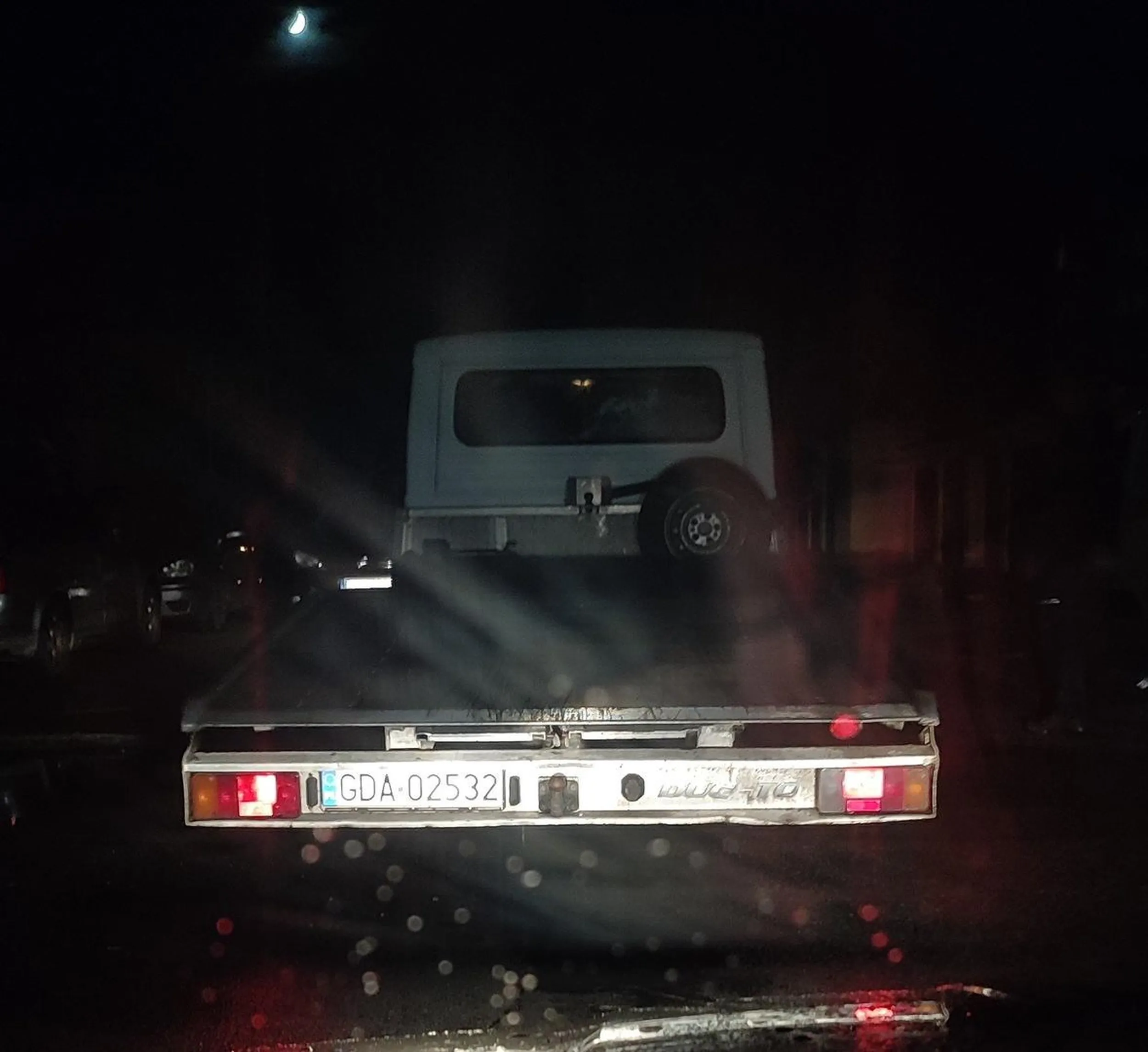 ta cipa z lawety na czerwonym świetle przejeżdża skrzyżowanie !