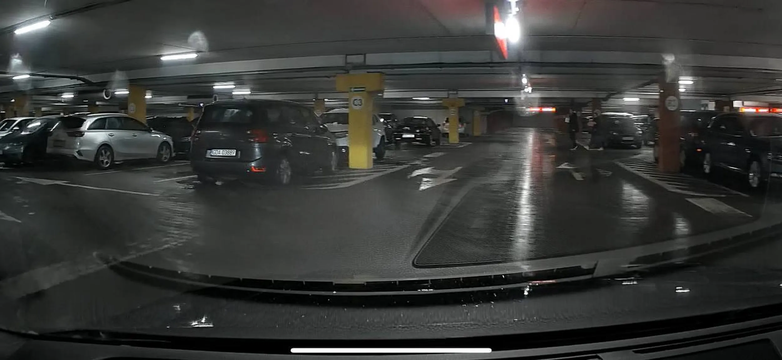 22/12/2023 parking podziemny Matarnia Park Handlowy. Obiłeś drzwiami czarnego VW Arteona. Zapraszam do kontaktu lub zgłaszam szkodę.