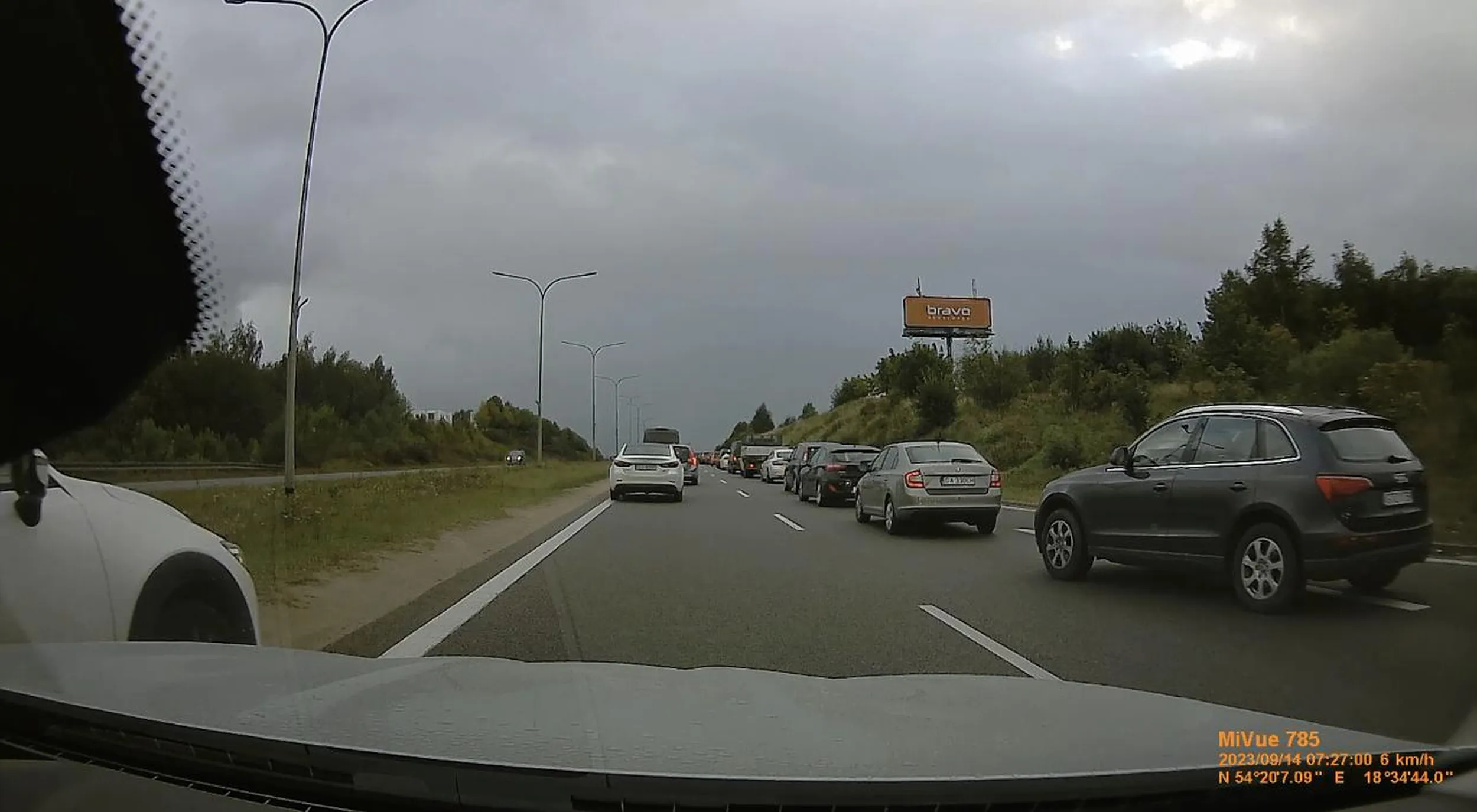 Jazda pasem zieleni, dodatkowo już później jazda z nadmierna prędkością powyżej 100km/h w mieście. Rozumiem ze wszystkim się spieszy a poranne korki nikomu tego nie ułatwiają lecz wszyscy w nich stoimy.