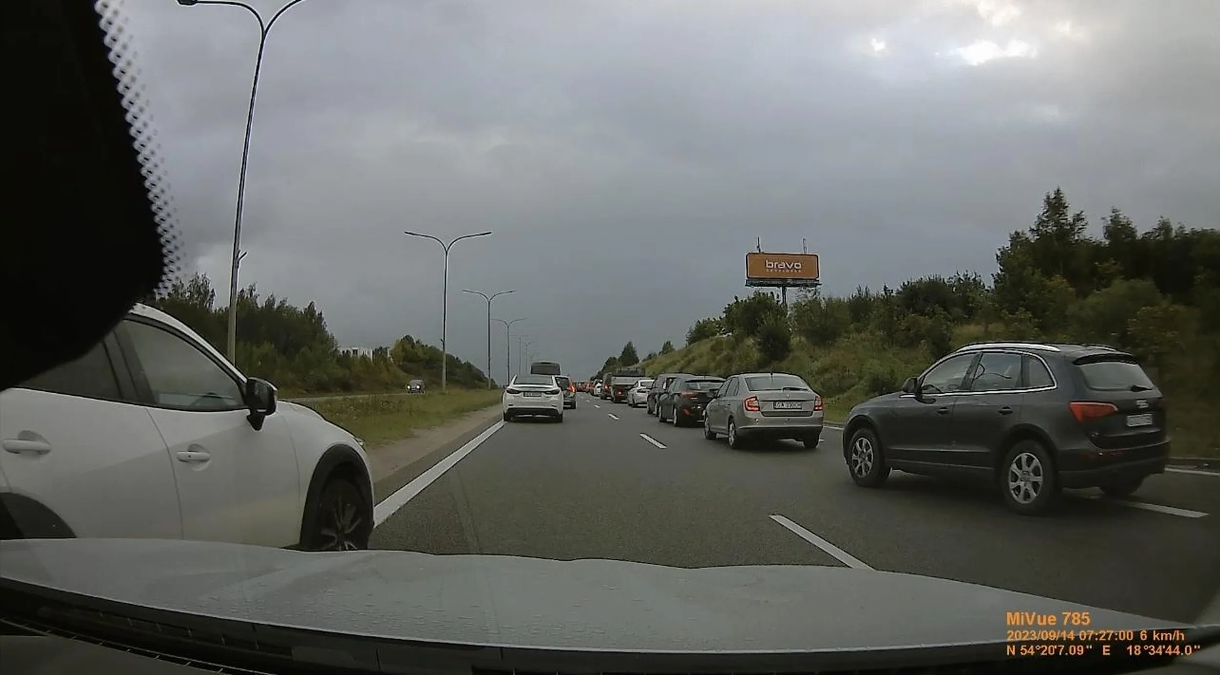 Jazda pasem zieleni, dodatkowo już później jazda z nadmierna prędkością powyżej 100km/h w mieście. Rozumiem ze wszystkim się spieszy a poranne korki nikomu tego nie ułatwiają lecz wszyscy w nich stoimy.