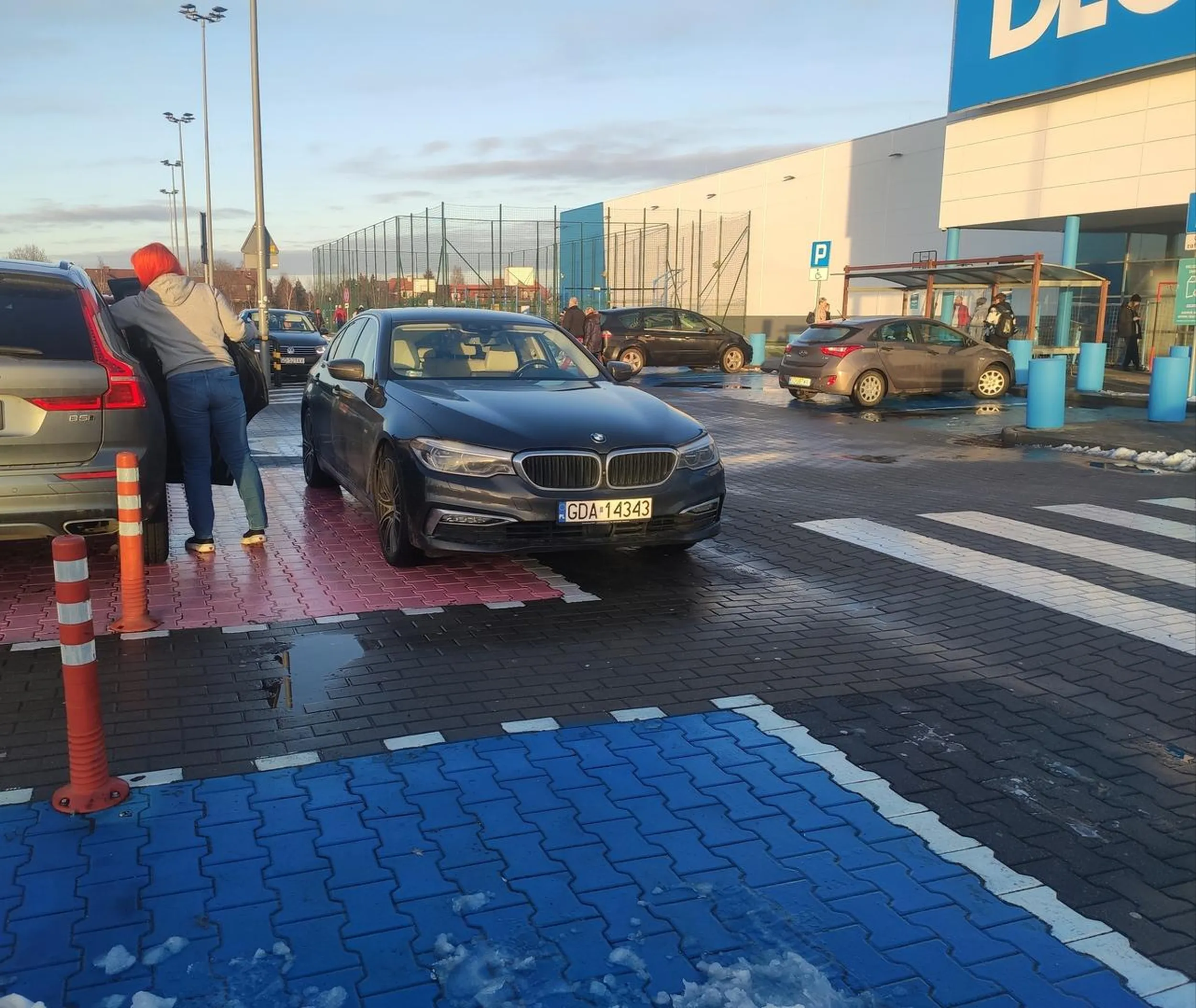 Z serii jeżdżę BMW i parkuję gdzie chcę! Pod Decathlon w Gdańsku bliżej wejścia się zaparkować nie da.