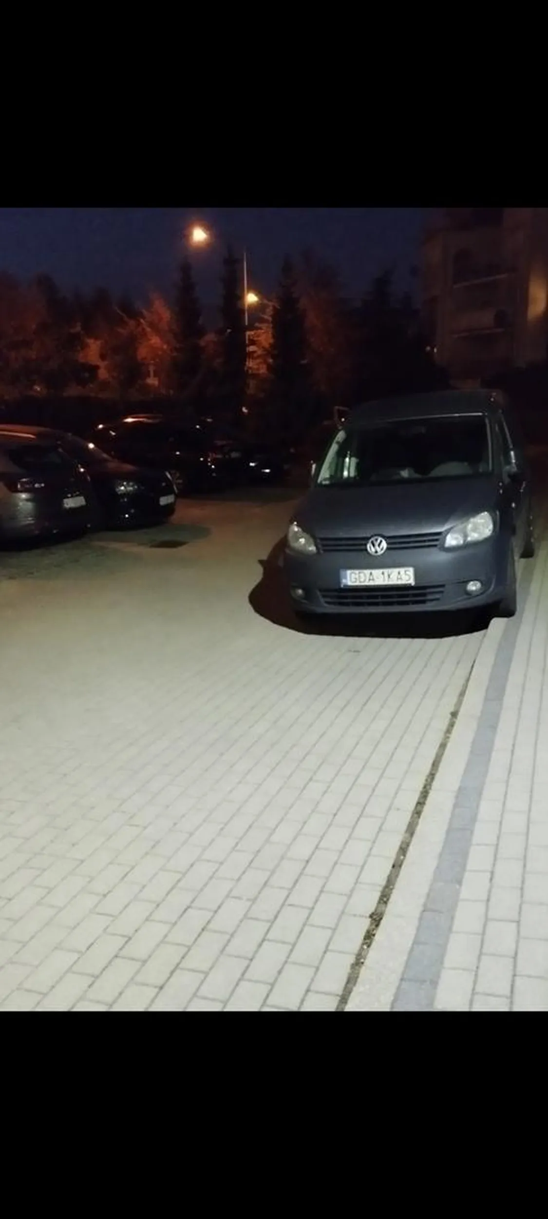 Zastawianie samochodów, które stoją na miejscach parkingowych. Będą mieć ogromny problem z wyjazdem, zwłaszcza komisji;) Sytuacja już wielokrotnie się powtarza.