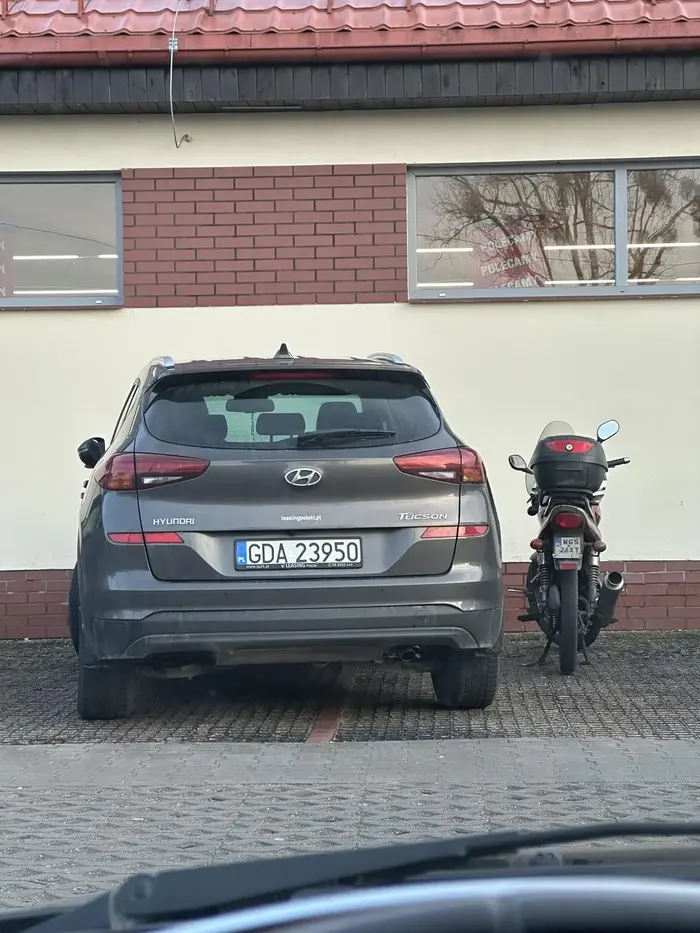 Nie muszę chyba mówić że skuter był zaparkowany jako pierwszy. Bez komentarza…