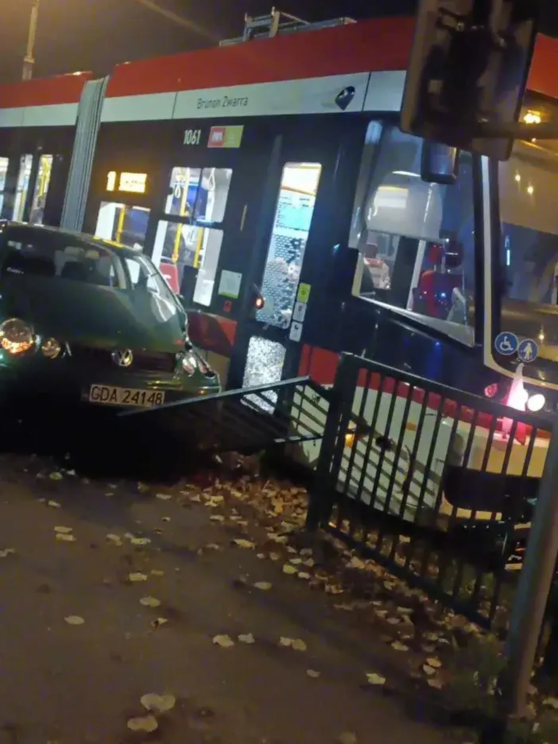 Koleś z wioski (zapewne zapatrzony w smartfona) wyjeżdżał z uliczki pod prąd i nie zauważył gdańskiego tramwaju