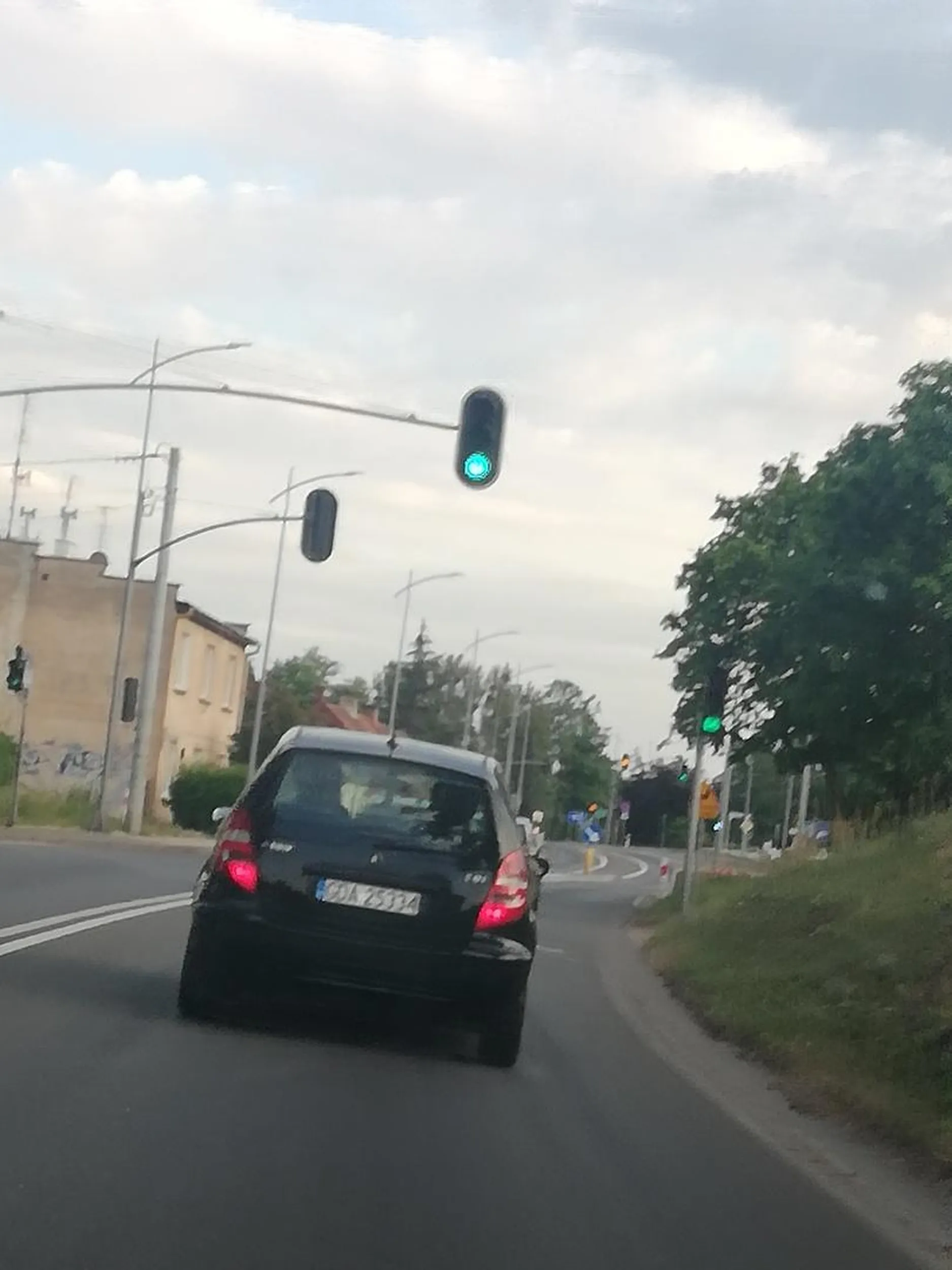 Próbuję wyprzedzić a gdy się uda zwalnia przed maską włączając awaryjne po czym całą drogę jedzie wolniej niż osoba którą wyprzedziła ??‍♀️