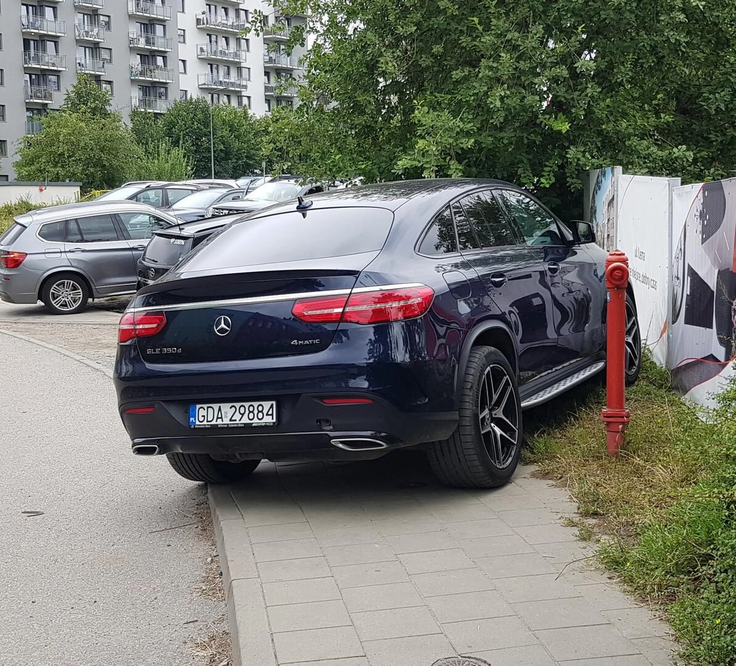 Przykład samolubnego, chamskiego parkowania. Baran zastawia chodnik, obniżenie chodnika i hydrant. Do tego parkuje na zakazie zatrzymywania się.