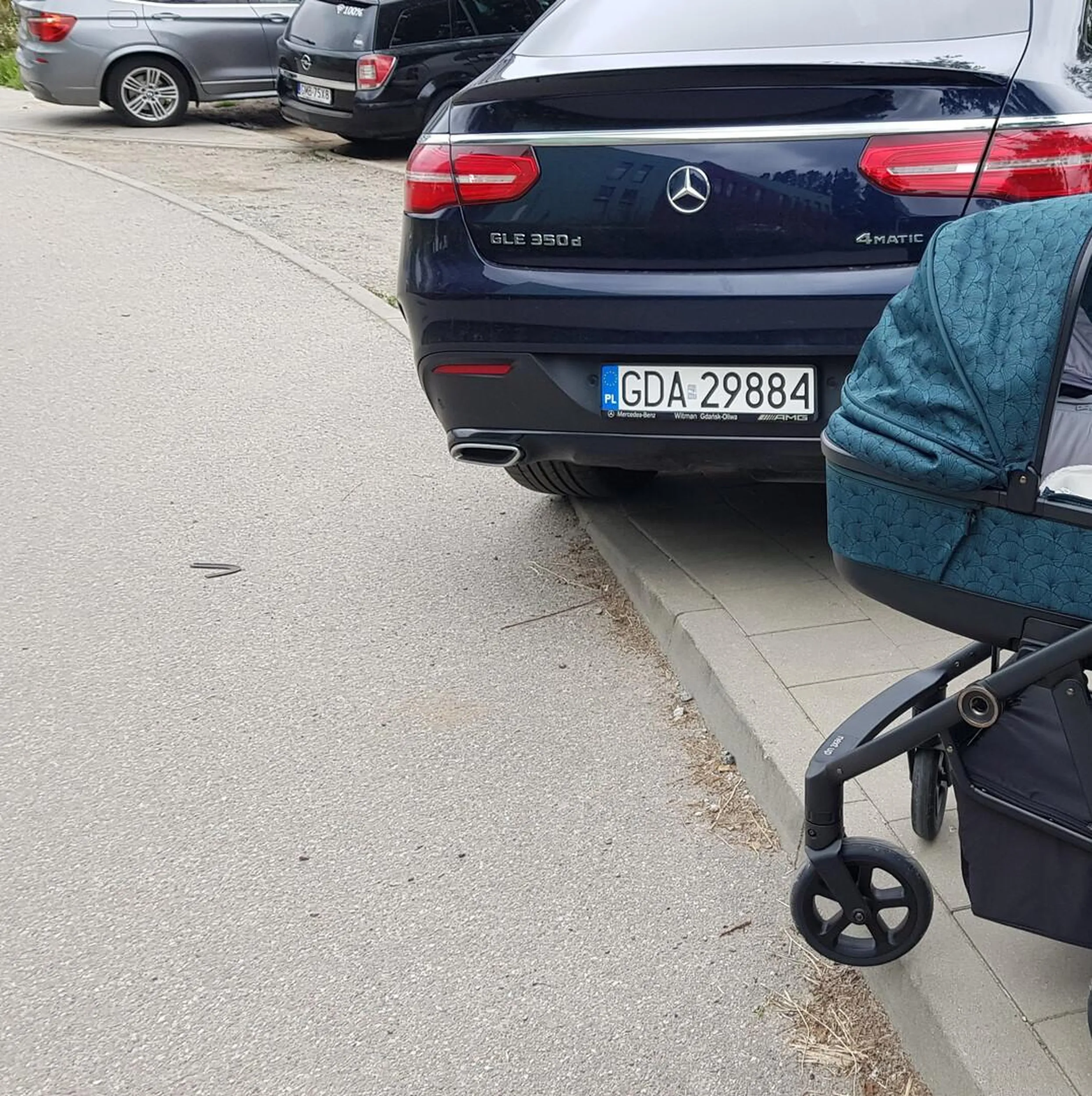 Przykład samolubnego, chamskiego parkowania. Baran zastawia chodnik, obniżenie chodnika i hydrant. Do tego parkuje na zakazie zatrzymywania się.