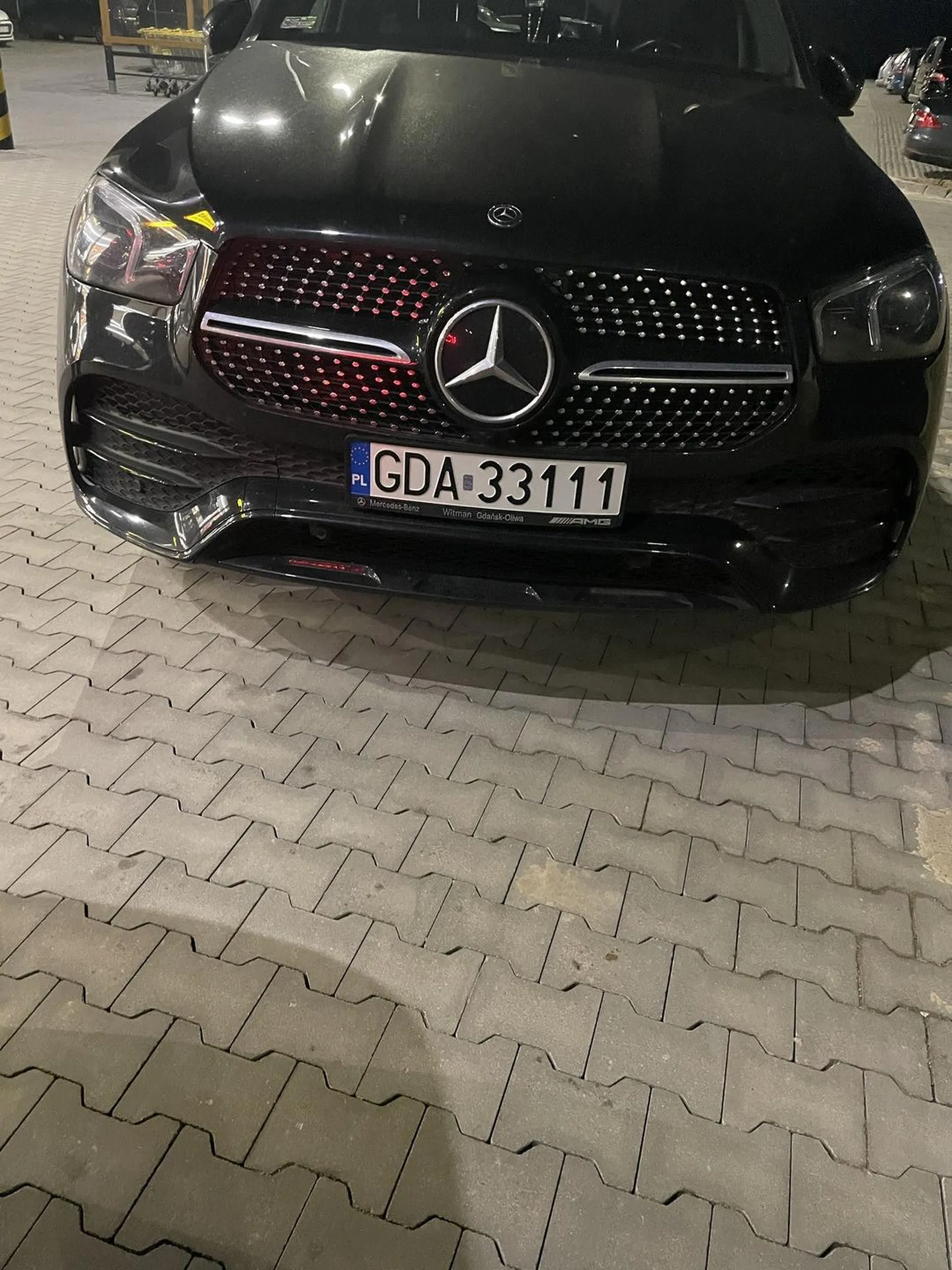 Starszy pan z mercedesa nie potrafi parkować i zastawia samochód stojący przed nim w taki sposób że nie da się wyjechać