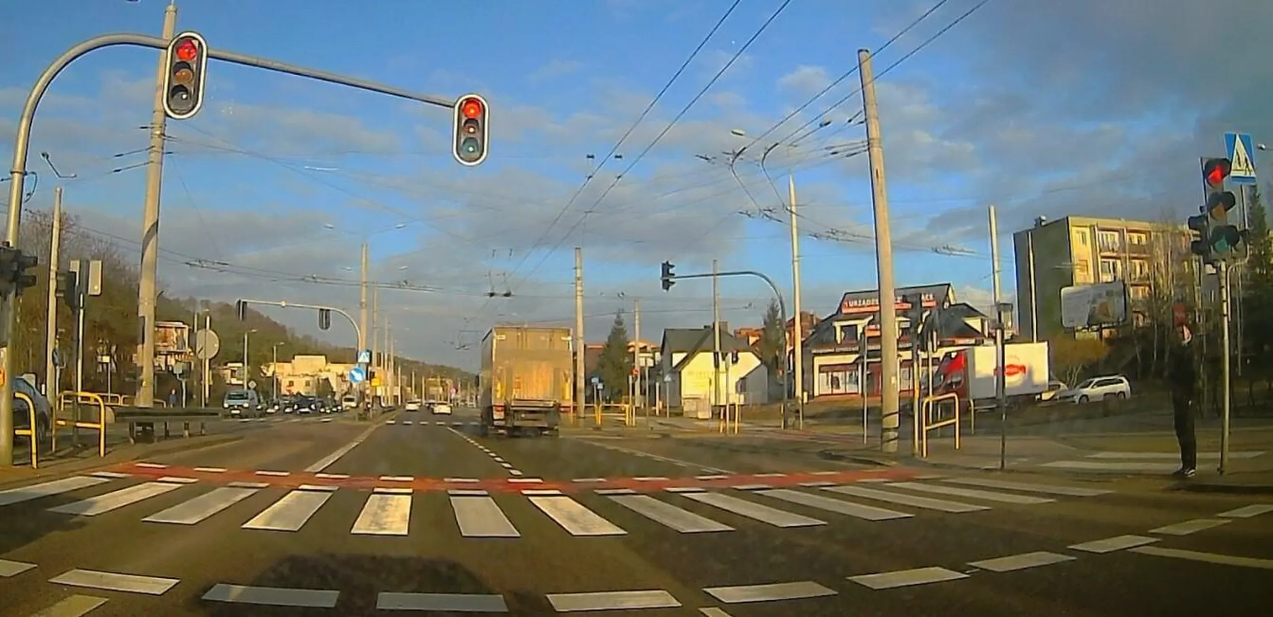 Na czerwonym, i to nie na późnym żółtym. Po prostu na czerwonym. Bez hamowania.