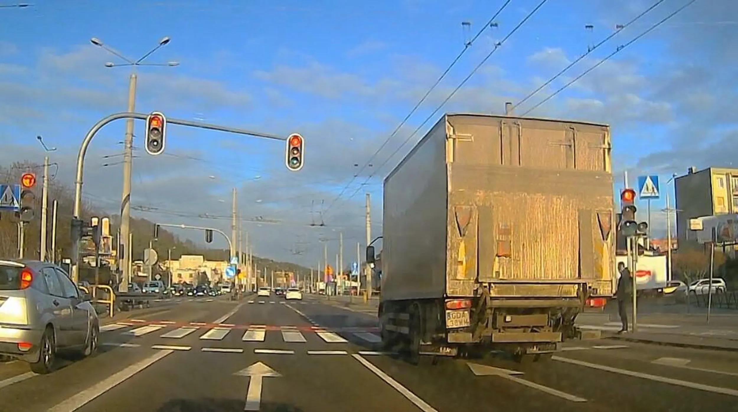 Na czerwonym, i to nie na późnym żółtym. Po prostu na czerwonym. Bez hamowania.