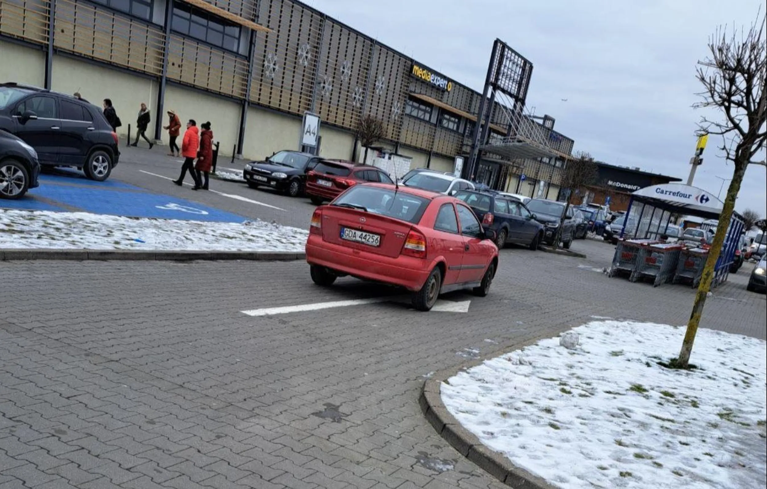 Parkowanie na drodze wewnętrznej centrum handlowego