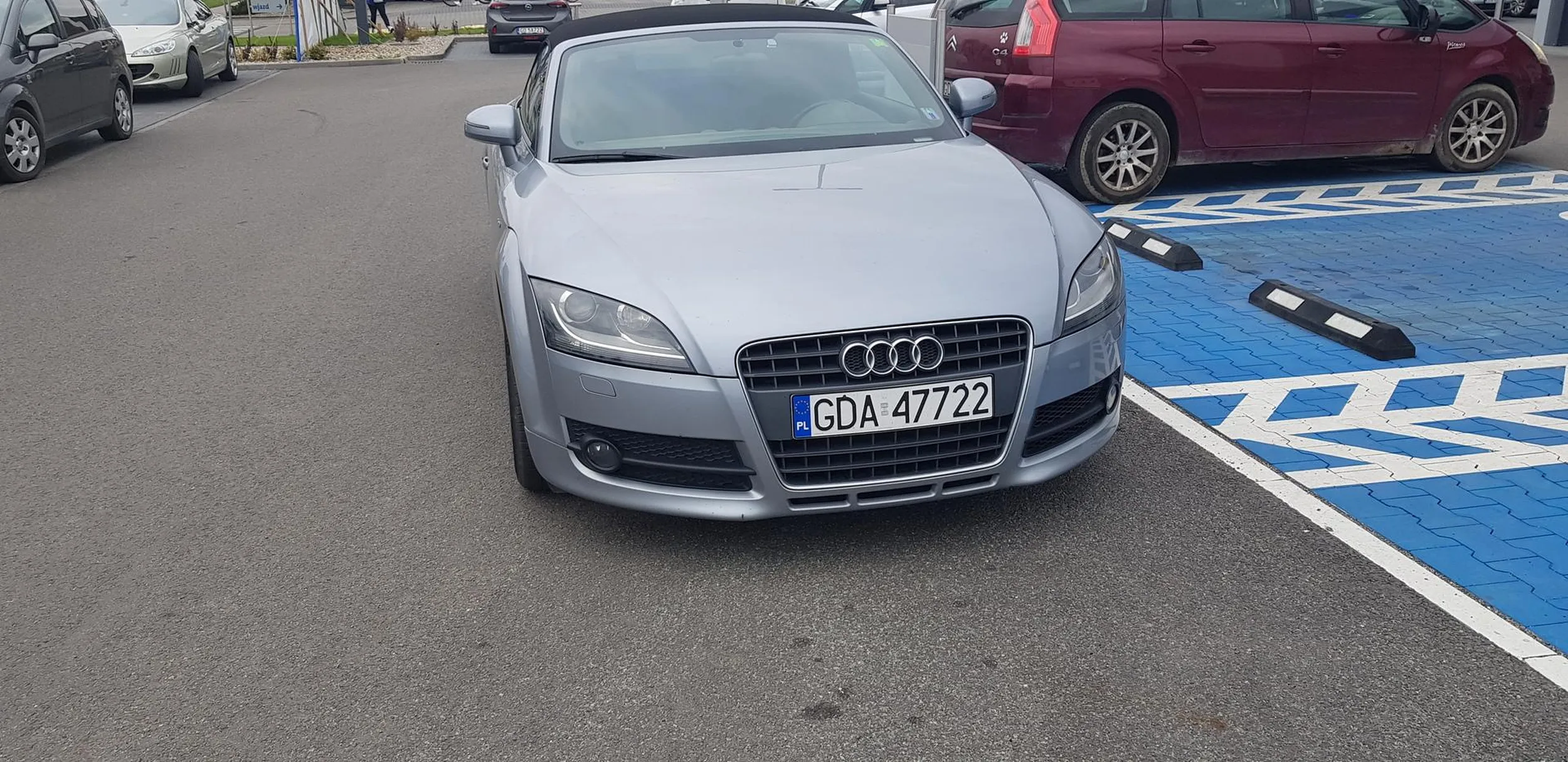 Ta paniusia po liftingu po raz kolejny parkuje sobie na pasie ruchu idąc po  zakupy, pomimo ,że miejsca parkingowe są wolne .Kierowca ciężarówki, który wiózł na lawecie koparke do prac przy remontowanej jezdni nagimnastykowal się by ominąć samochód powtarzałej,,nastolatki,,po 50.Następnym razem powiadomie Policję i Straż Miejska ,że parkuje na jezdni  w Stefie Ruchu