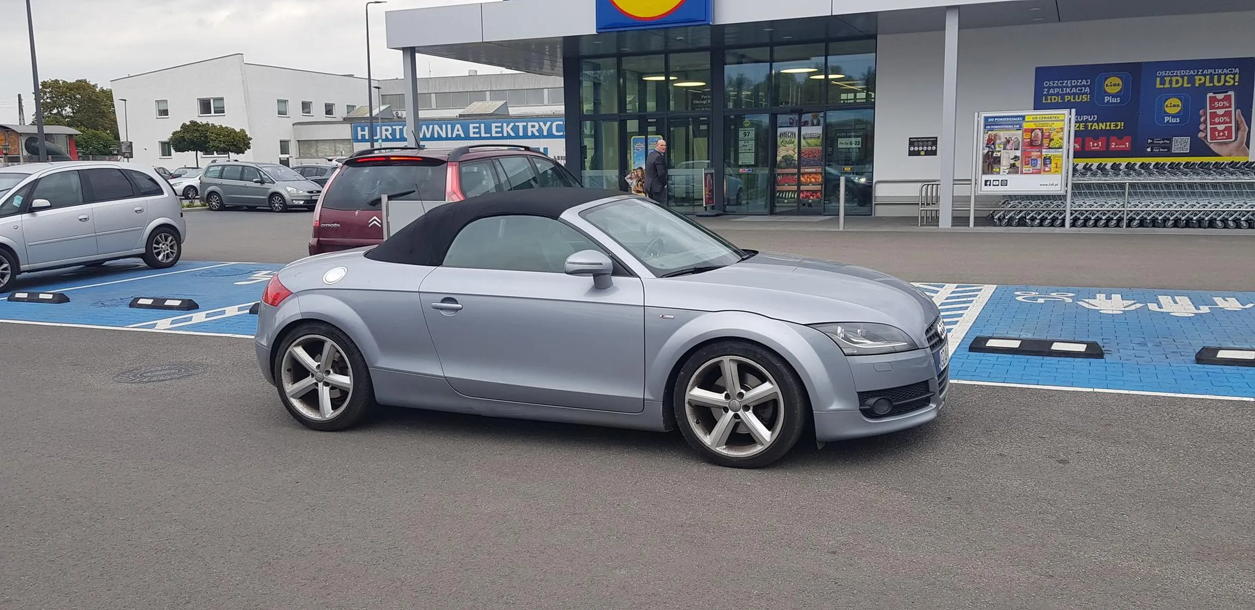 Ta paniusia po liftingu po raz kolejny parkuje sobie na pasie ruchu idąc po  zakupy, pomimo ,że miejsca parkingowe są wolne .Kierowca ciężarówki, który wiózł na lawecie koparke do prac przy remontowanej jezdni nagimnastykowal się by ominąć samochód powtarzałej,,nastolatki,,po 50.Następnym razem powiadomie Policję i Straż Miejska ,że parkuje na jezdni  w Stefie Ruchu