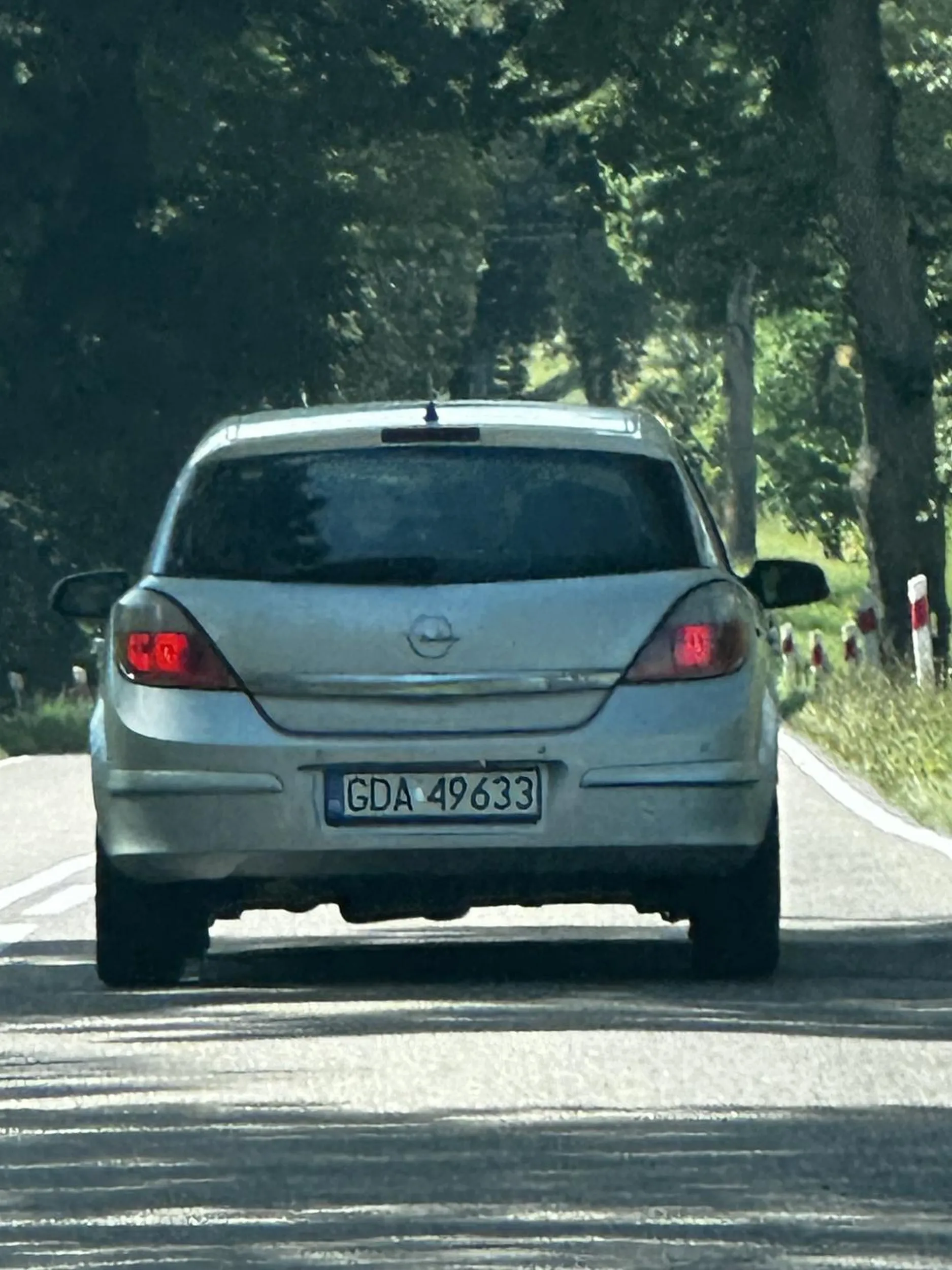 Uwaga wariat na drodze ! Wyprzedzał przy prędkości 90kmh i niemal doprowadził do zderzenia czołowego z wyjeżdżającym z lewej samochodem. Gdyby żona w porę nie zahamowała to wariat zabiłby siebie i być może kierowcę wyjeżdżającego auta.