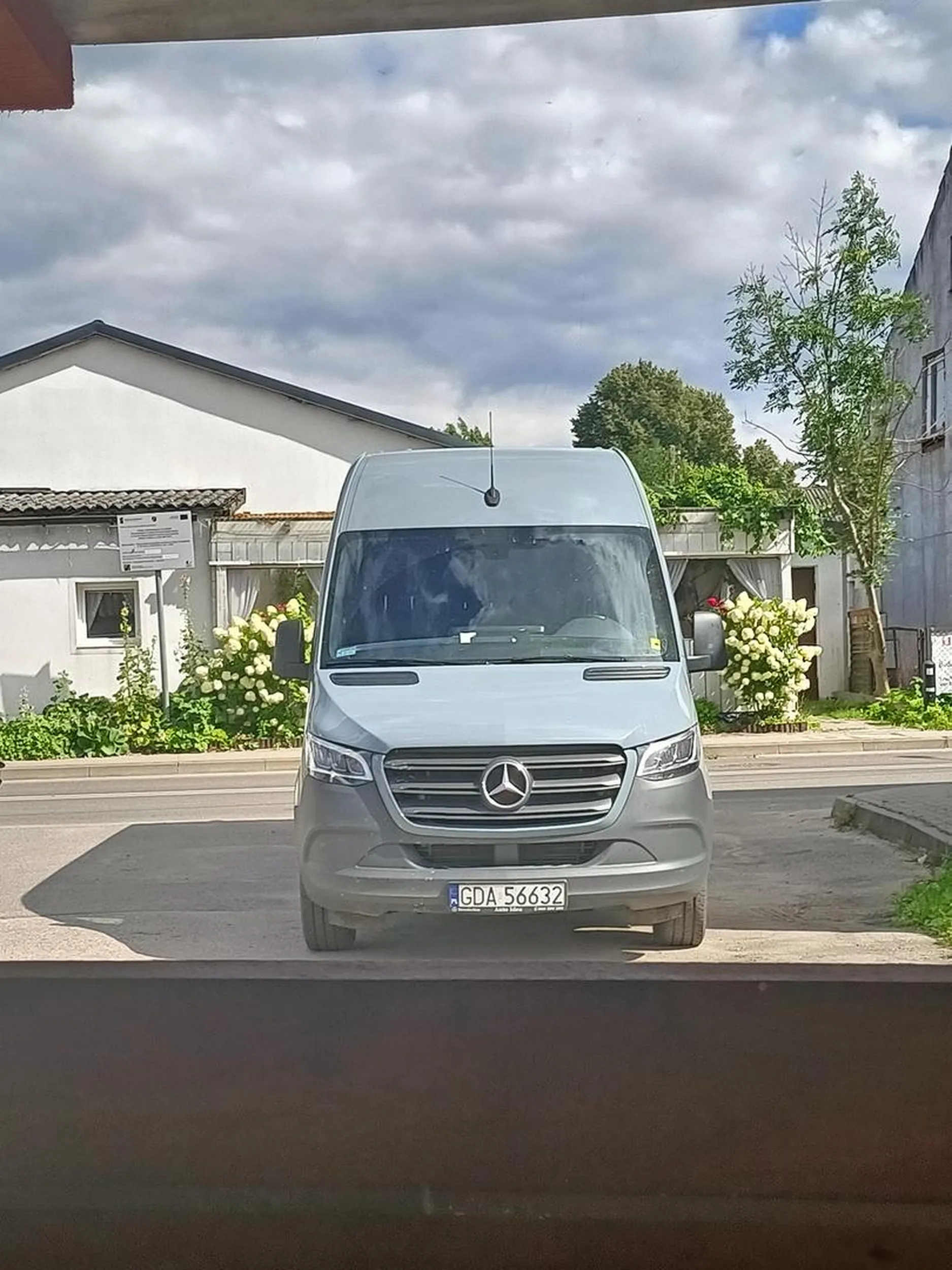 Nie umiejętne parkowania. Osoby mieszkają na tej ulicy nie mają jak zaparkować.