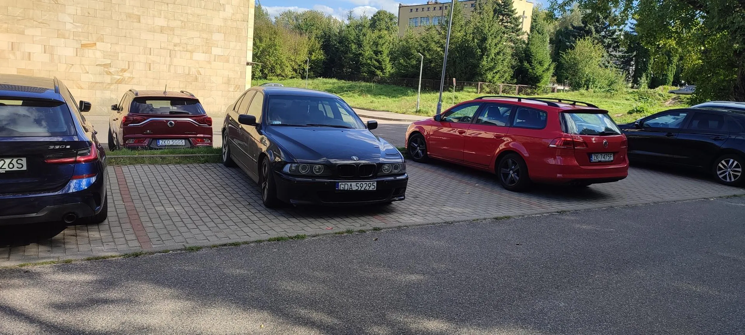 Ktoś musi poćwiczyć parkowanie. ?