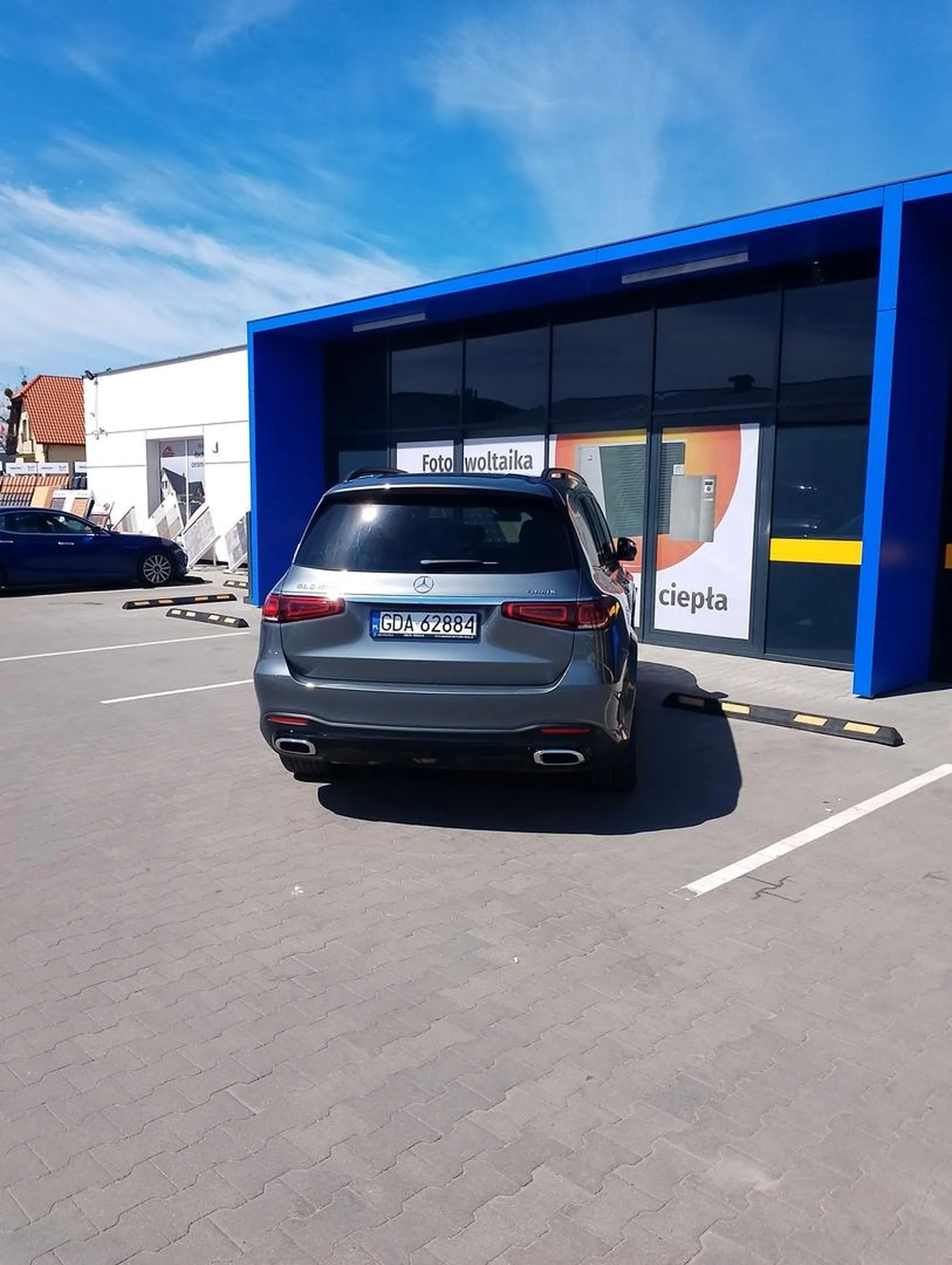 Linie służą do tego aby MIĘDZY nimi a nie NA nich stawać. Nie polecam kierowcy