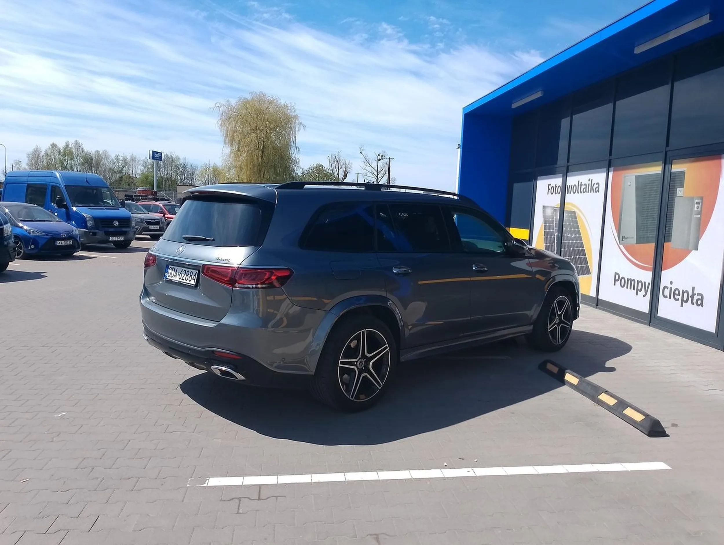 Linie służą do tego aby MIĘDZY nimi a nie NA nich stawać. Nie polecam kierowcy