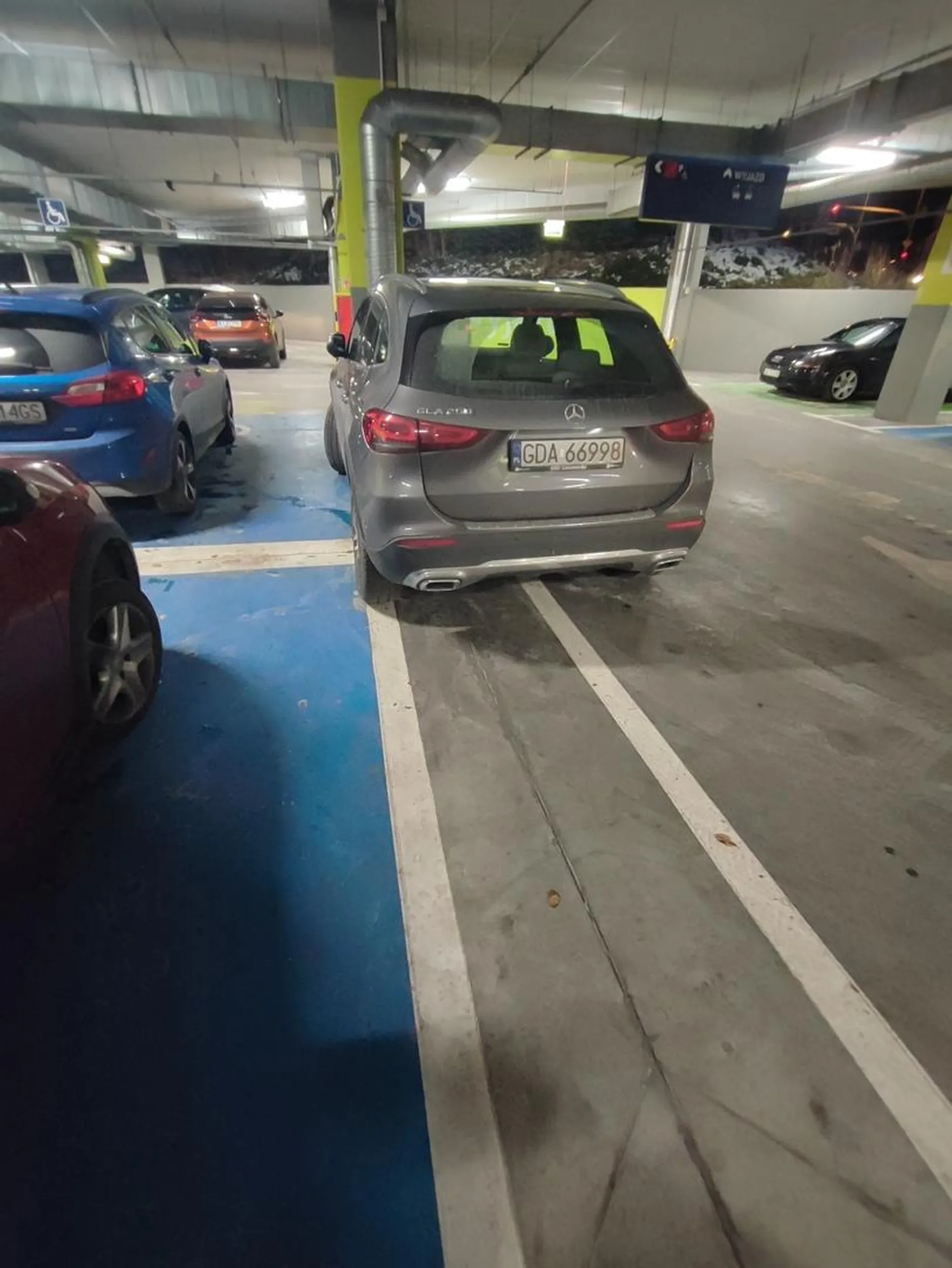 Dodatkowe miejsce dla specjalnego kierowcy, zaslania widocznosc