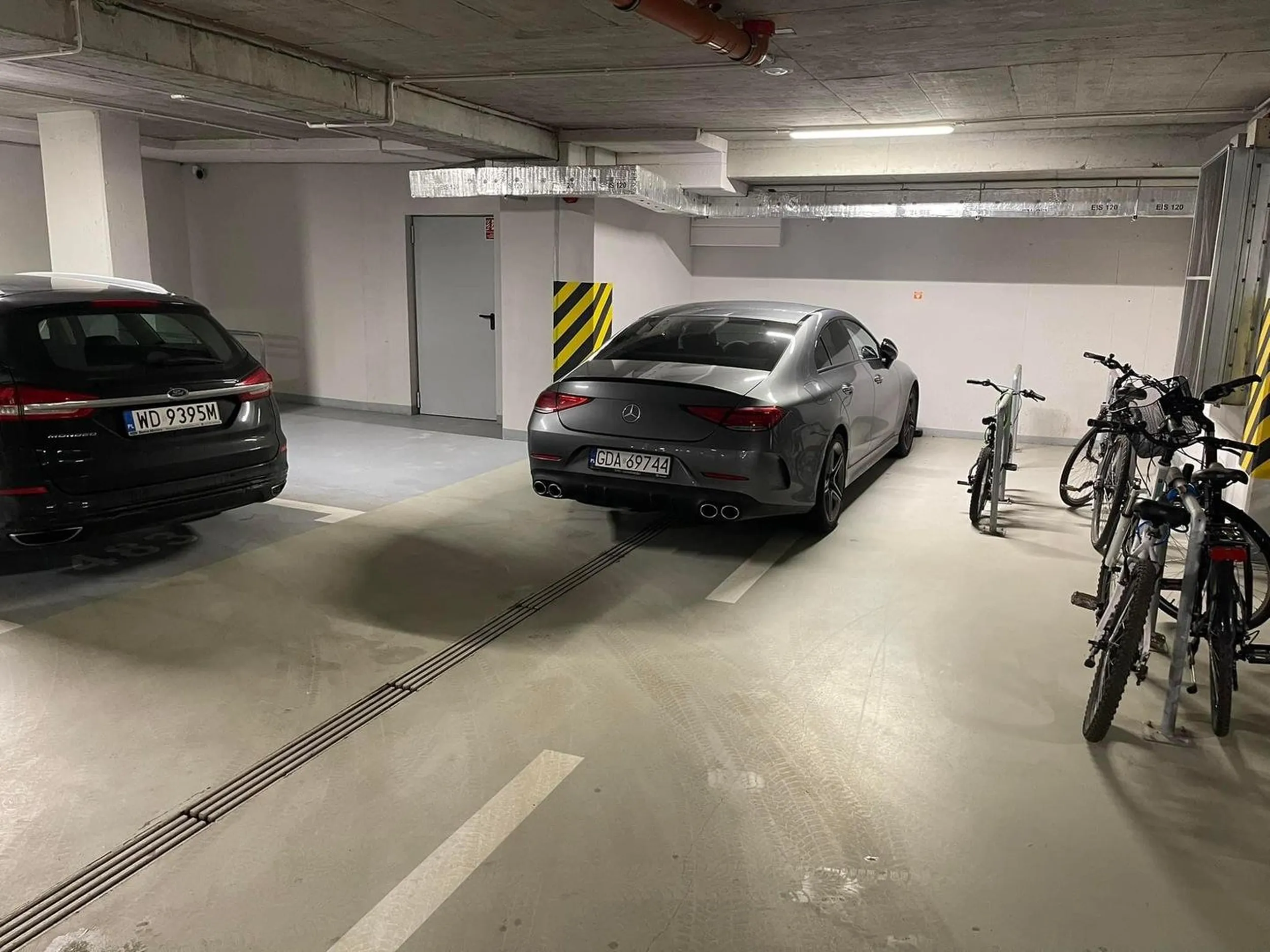 Balwan staje w garazach tak by blokowac innym wyjady, spokojne wykezdzanie i generalnie ma pol mozgu bo polowe musial oddac za auto xD