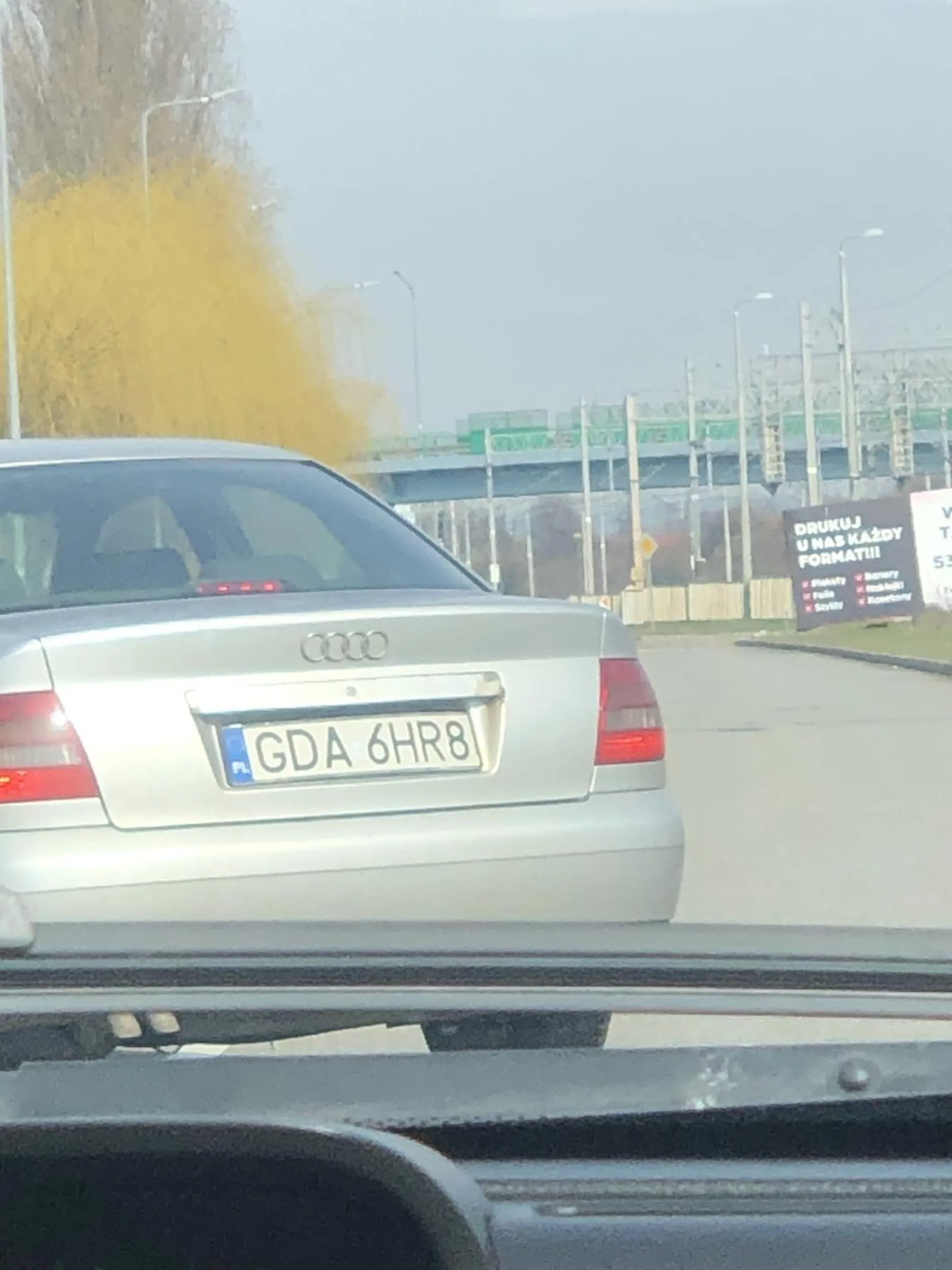 Kierowca jedzie pijany środkiem drogi i spacjalnie hamuje