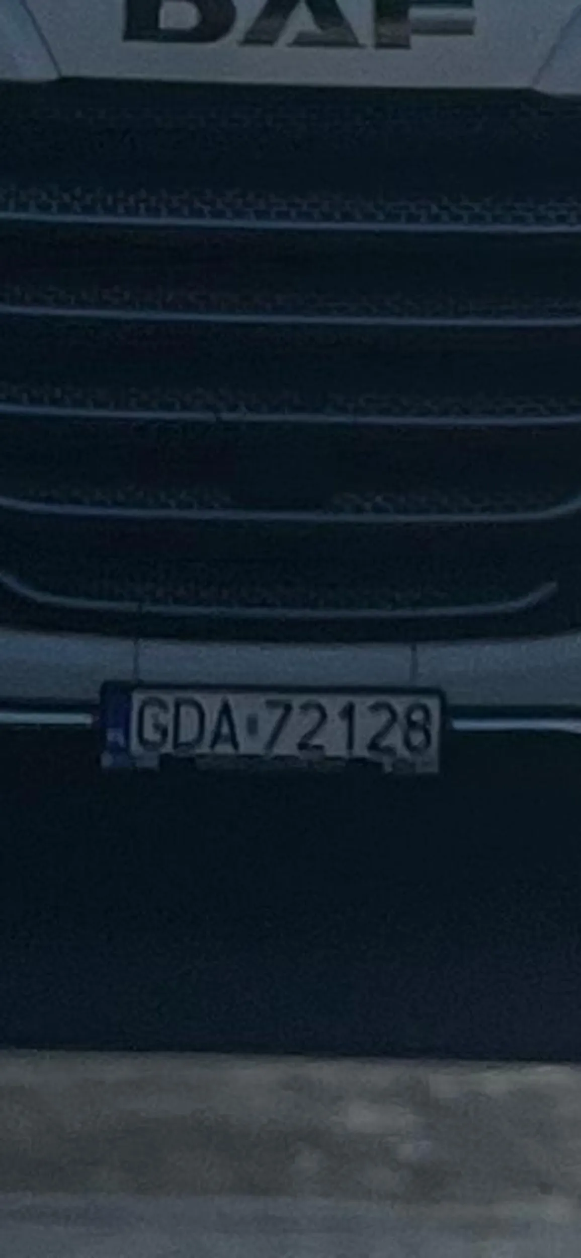 Jechałam przepisowo lewym pasem na siódemce, on prawym. Mijałam go, a ten kierowca zawodowy puścił kierunek i chciał mnie zrzucić z trasy. Całe szczęście, że nic za mną nie jechało. Chyba był napruty, bo zamiast przeprosić trąbił i darł mordę.