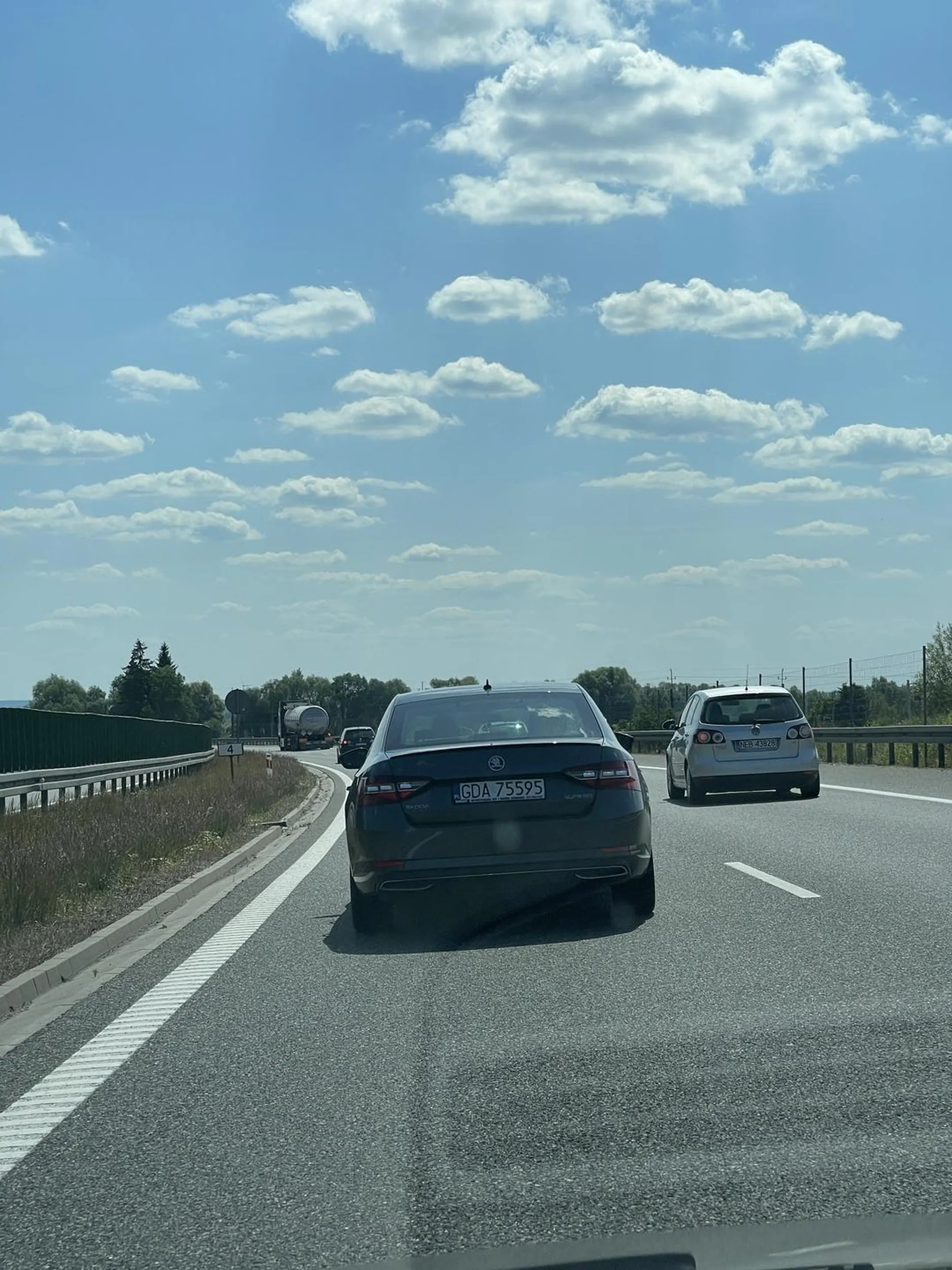 Kierowcy uważajcie na tego bezmózgowca, na drodze ekspresowej bez kierunku wbija się z impetem przed maskę, a później jeździ po 210km/h. Jak tak bardzo ci śpieszy się do Piotra to wymyśl inny sposób a nie narażasz innych!