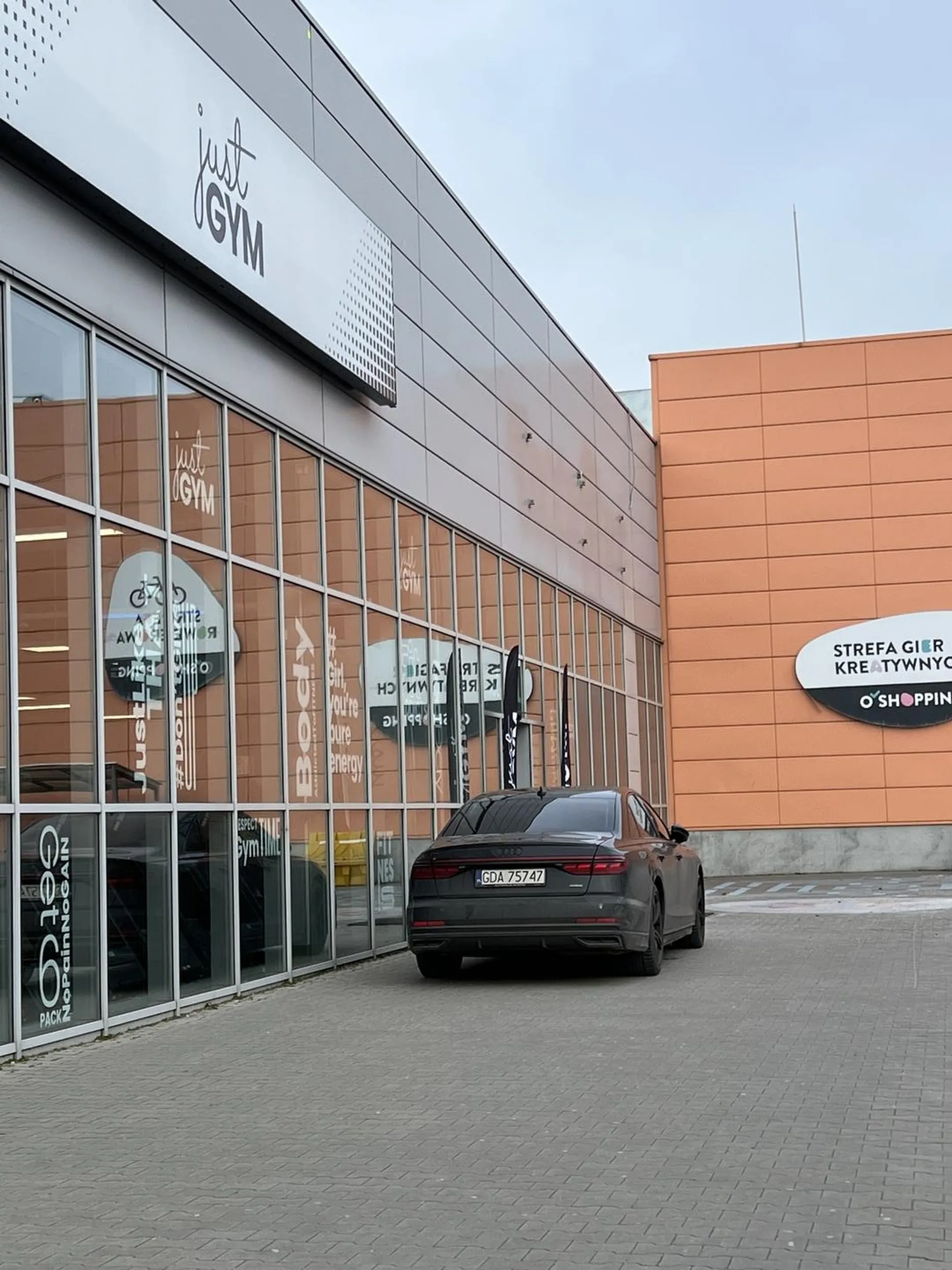 Bliżej się już nie dało? Parking przed drzwiami i pewnie bieżnia na rozgrzewkę, a co! Chodniczek wytrzyma :) DNO. Powtórka egzaminu teoretycznego obowiązkowa dla tego ćwierćmózga.