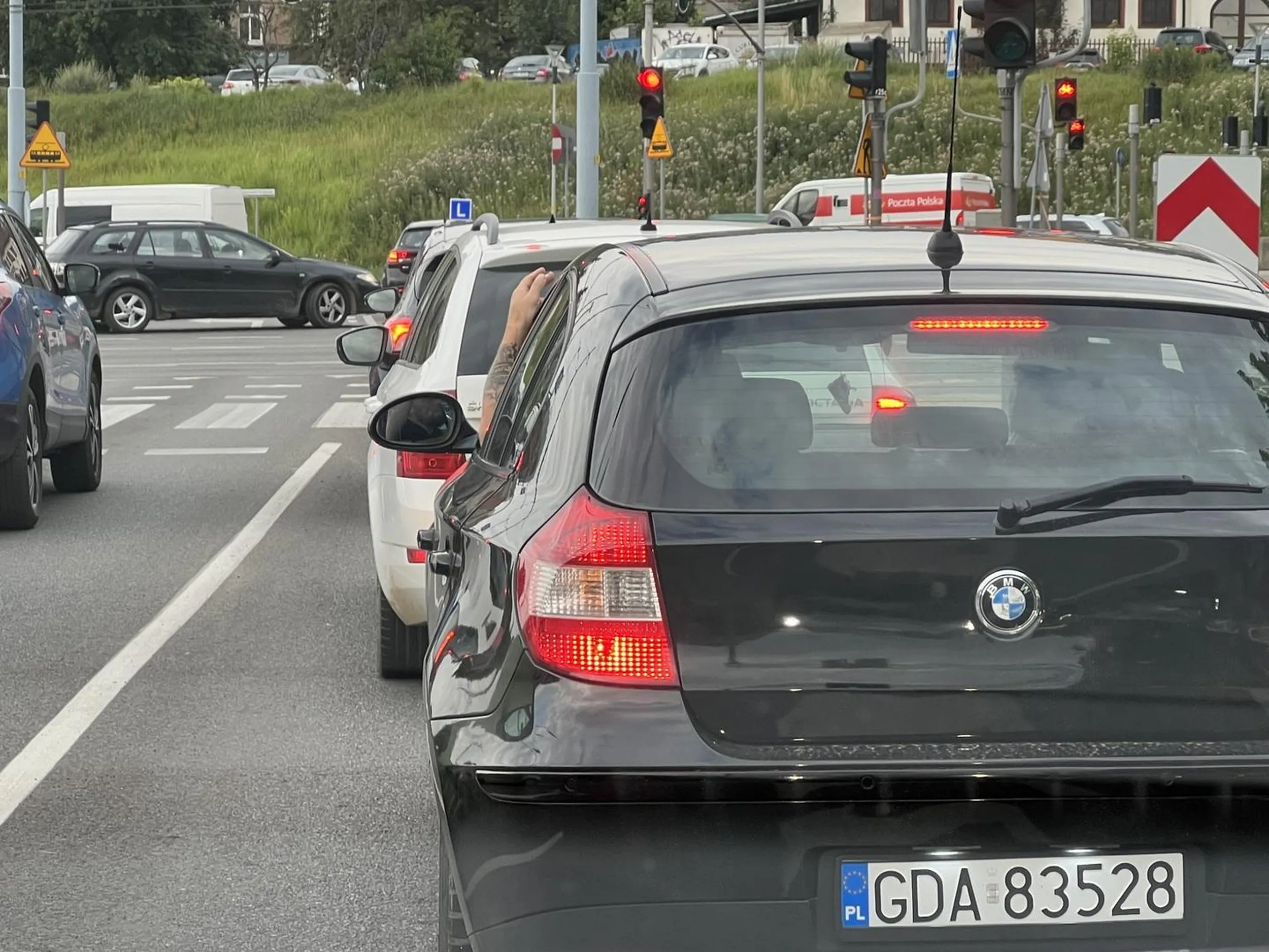 Jeździ i kiepuje kiepami wraz z jakąś kobietą.