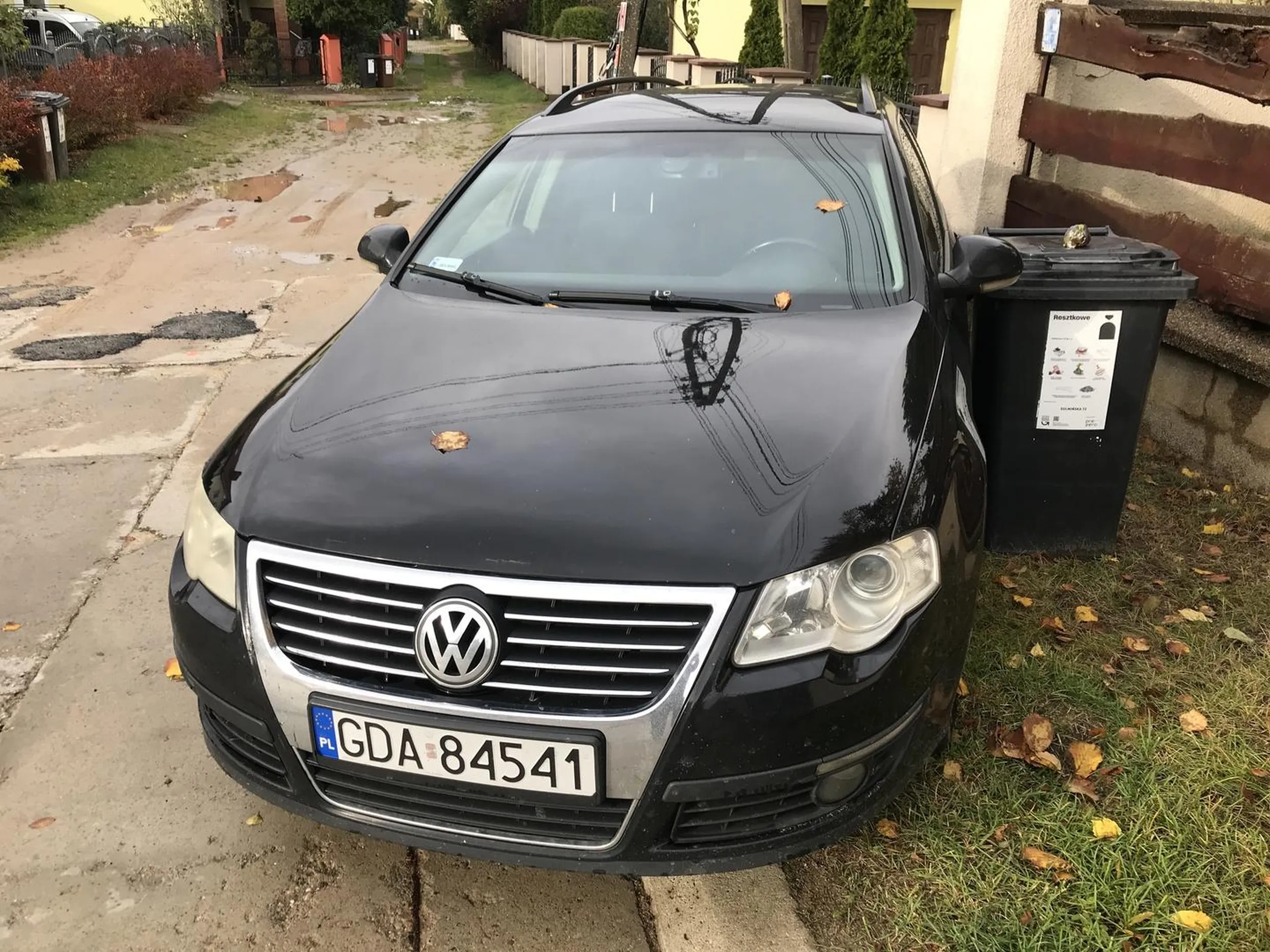 Wjechał mi na trawnik, złośliwie ma własny trawnik obok.