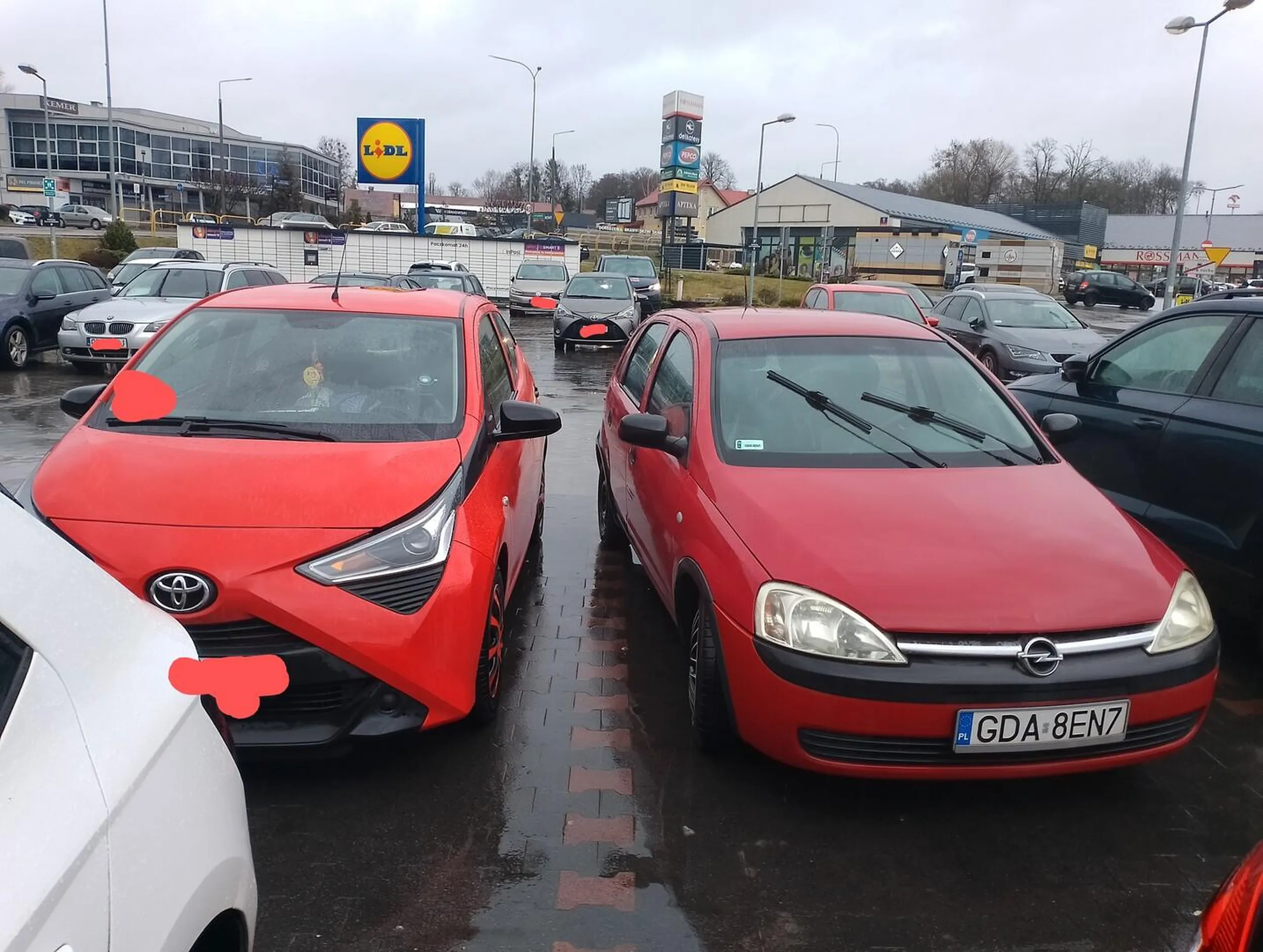 Zdarzenie miało miejsce o godzinie 14:30 Kierowca Opla Corsy nie potrafi parkować między dwoma liniami na miejscu parkingowym i staje na ukos. Dodaje zdjęcia z parkingu