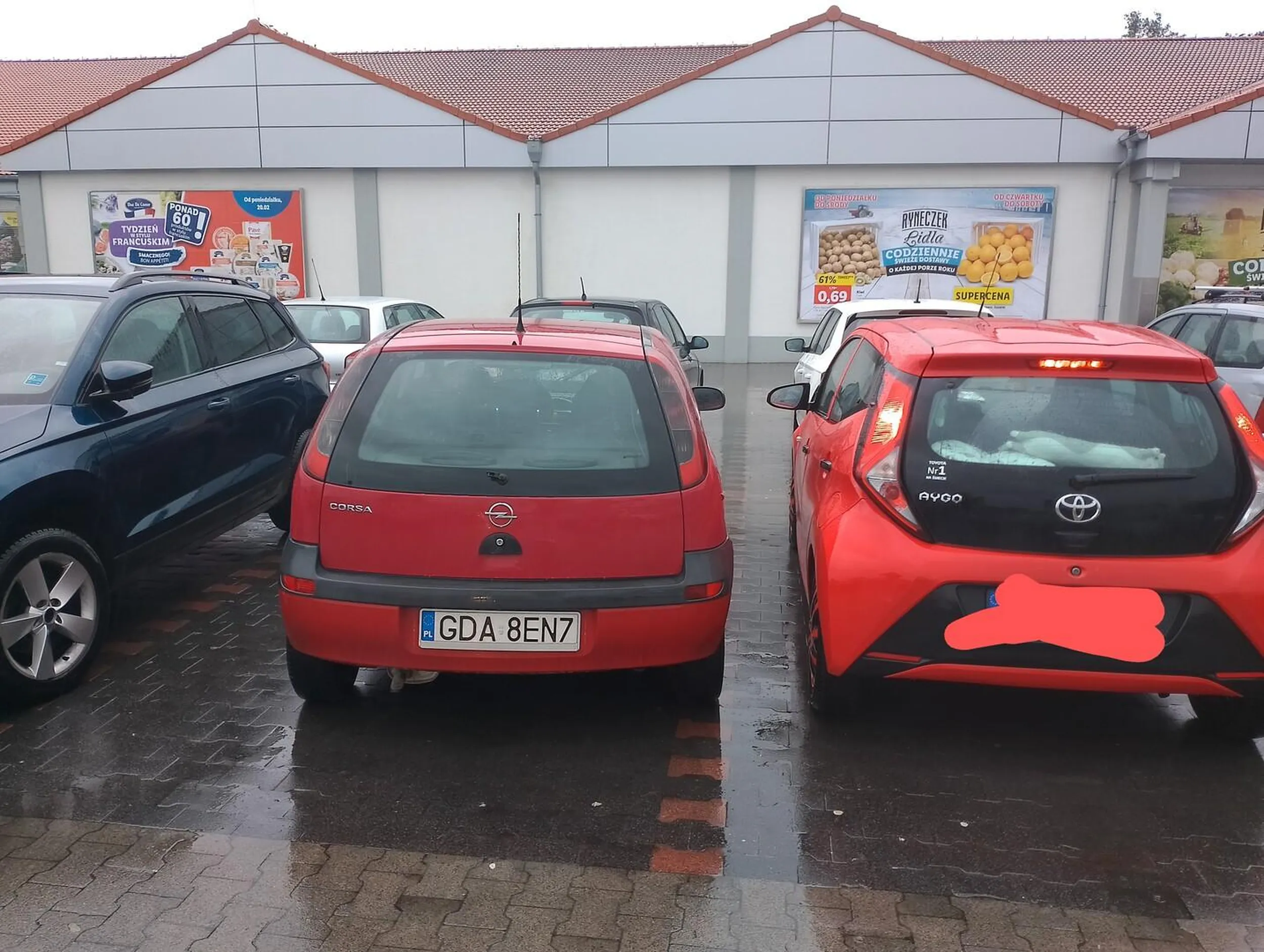 Zdarzenie miało miejsce o godzinie 14:30 Kierowca Opla Corsy nie potrafi parkować między dwoma liniami na miejscu parkingowym i staje na ukos. Dodaje zdjęcia z parkingu