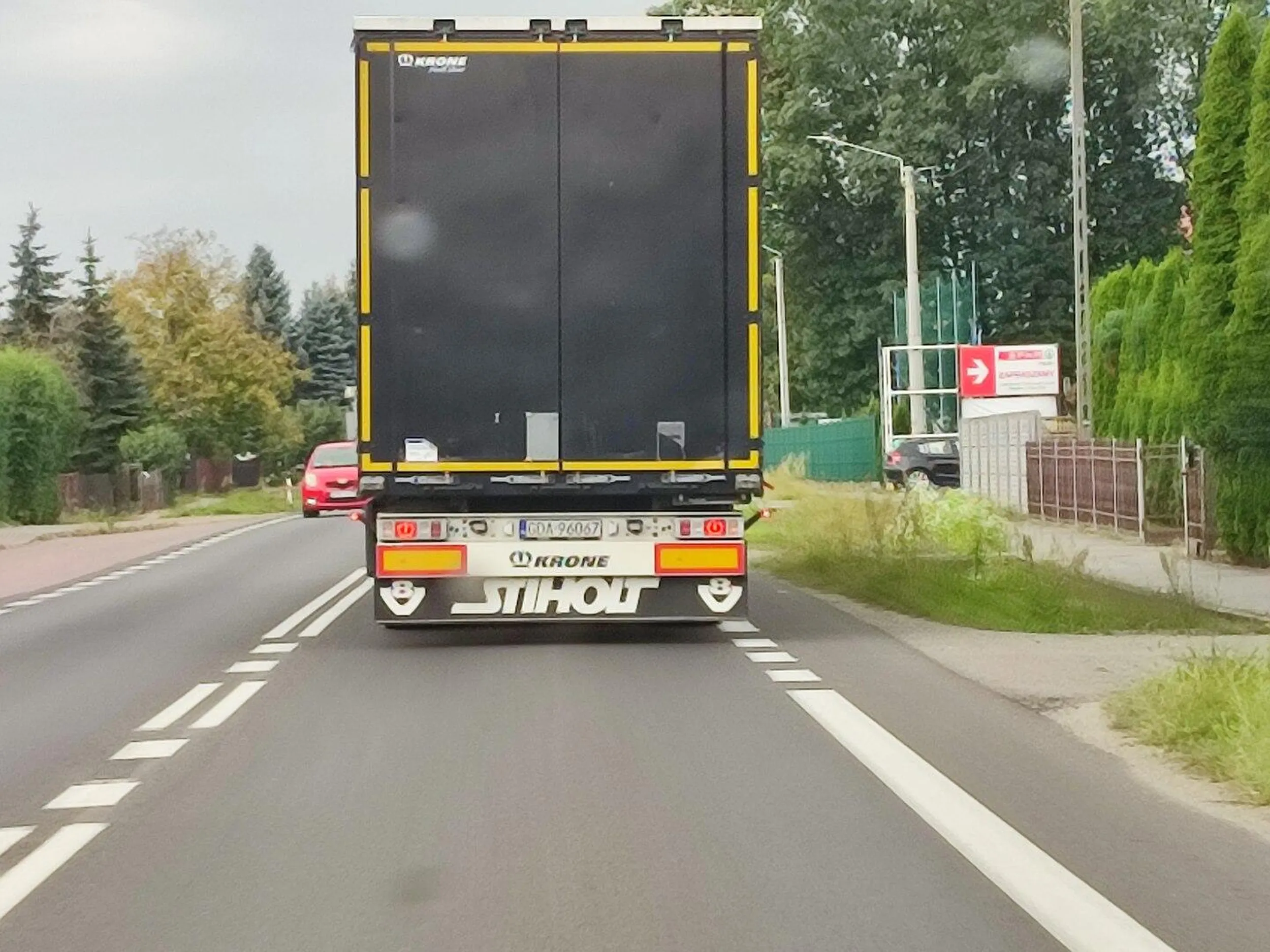 Gość dzisiaj wymusił mi tirem na rondzie, potem jechał slalomem wjeżdżając na pas przeciwny. Pijany albo niespełna rozumu