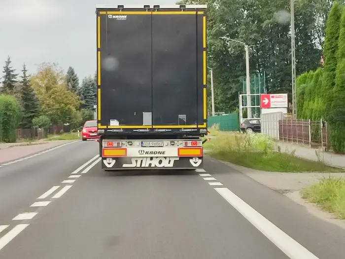 Gość dzisiaj wymusił mi tirem na rondzie, potem jechał slalomem wjeżdżając na pas przeciwny. Pijany albo niespełna rozumu