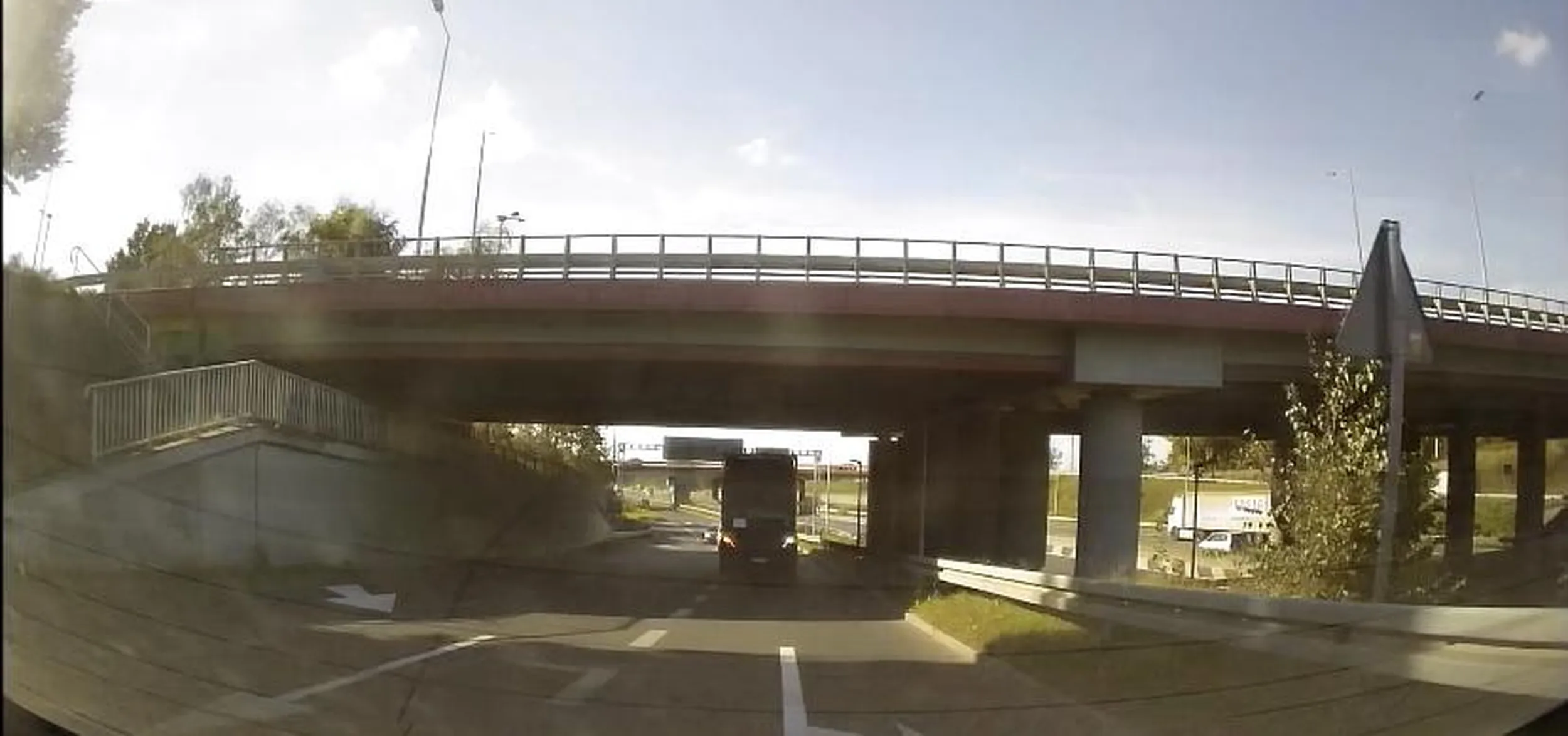 Facet lawiruje pomiędzy pasami wymusza i wciska się myśląc ze klakson daje mu supermoce. Zwykła faja i na dodatek szeryf w dużym nie pozdrawiam….