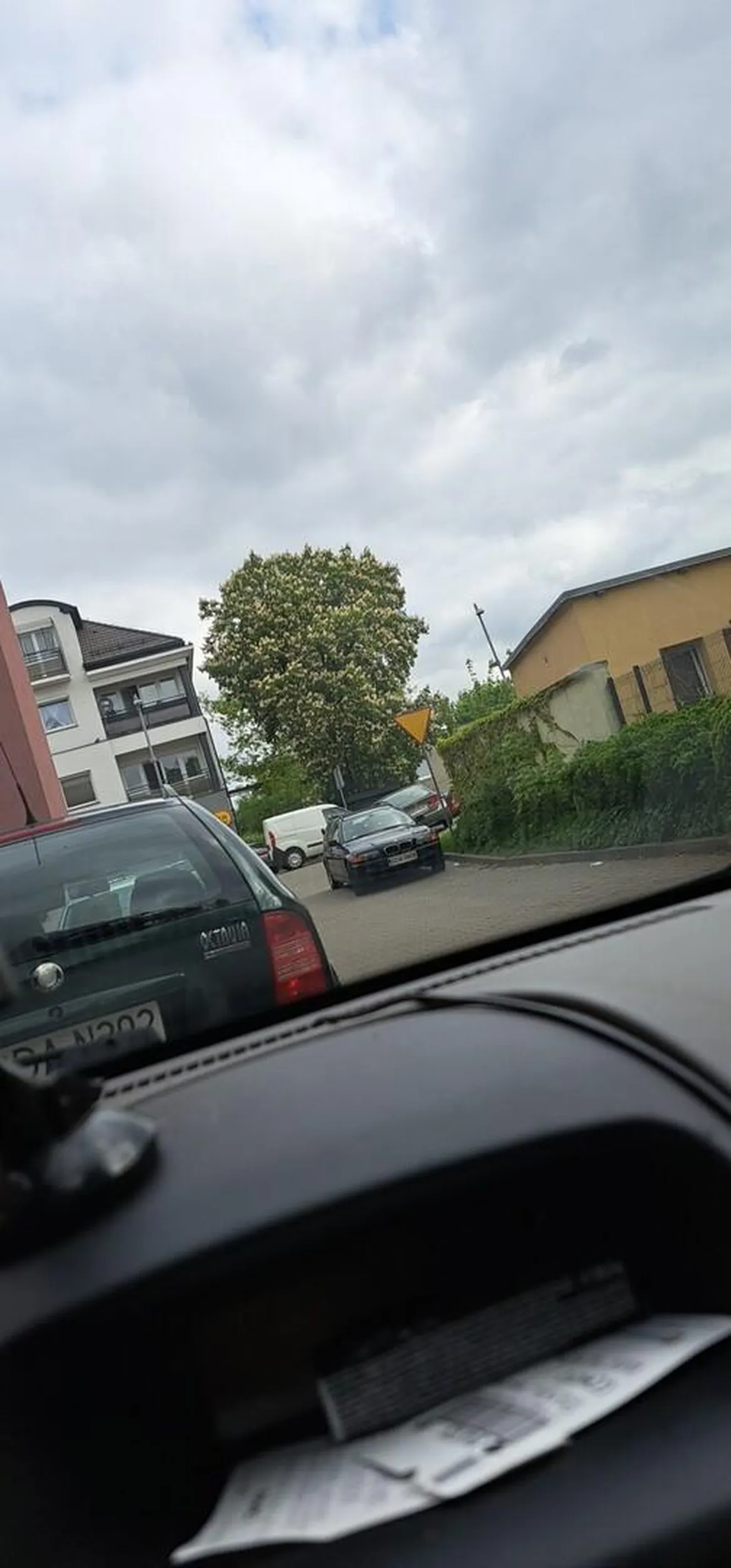 Typowa baba w becie, zaparkować na środku i na zakupy