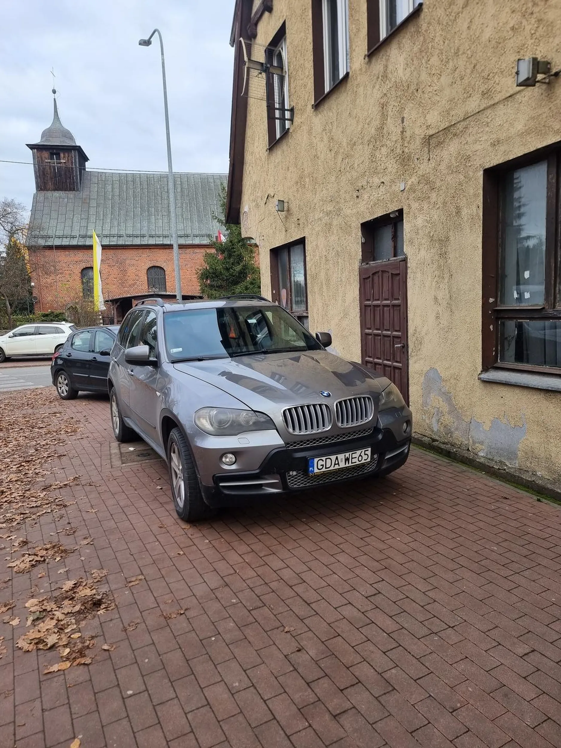Parkowanie na środku chodnika i zastawianie drzwi wejściowych.