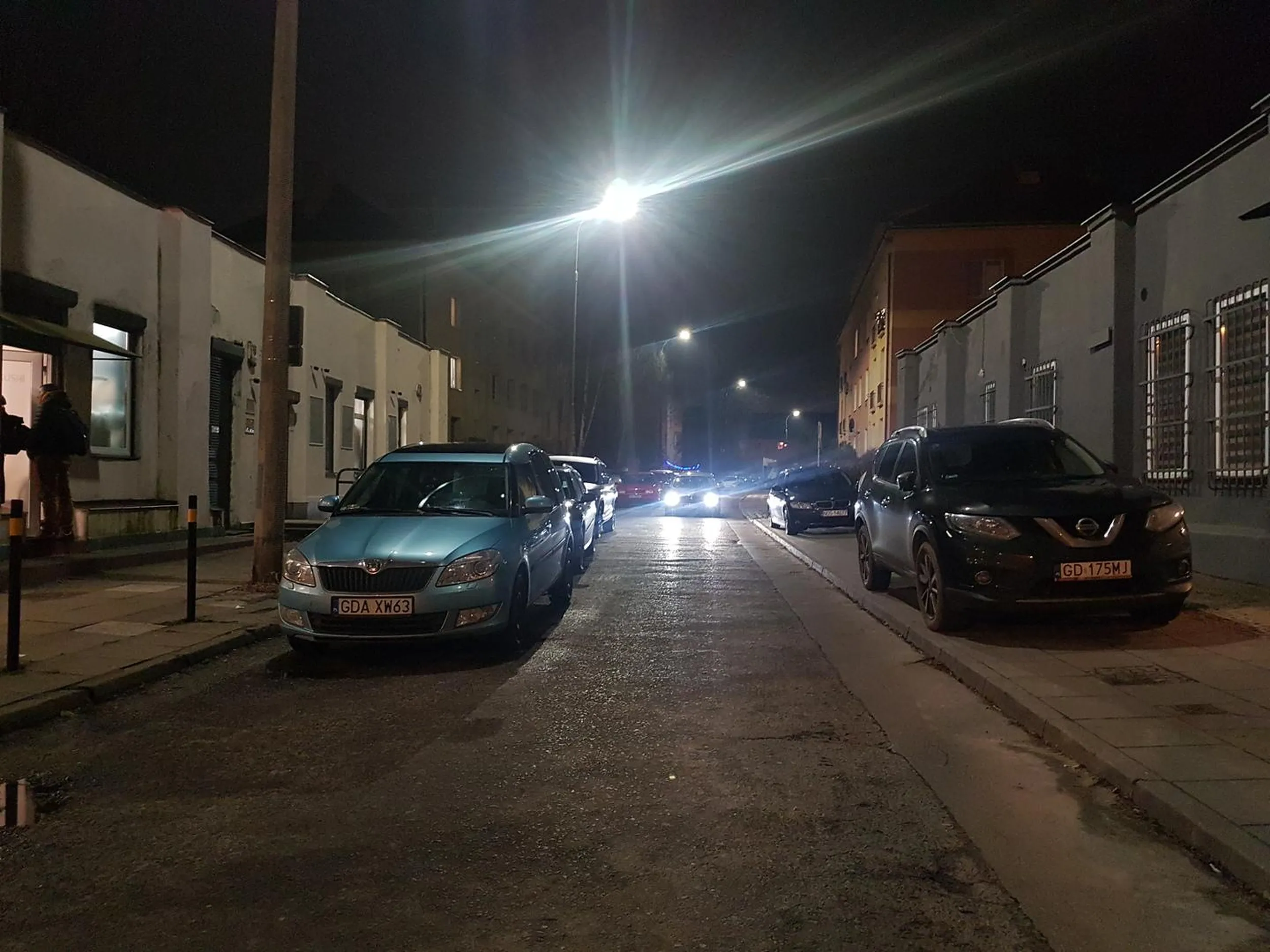 Parkuje tak daleko od krawędzi jezdni, że pojazdy dostawcze i wielkogabarytowe ledwo się mieszczą. Wóz bojowy straży pożarnej nie ma szans na przejazd przy tak zaparkowanych pojazdach.