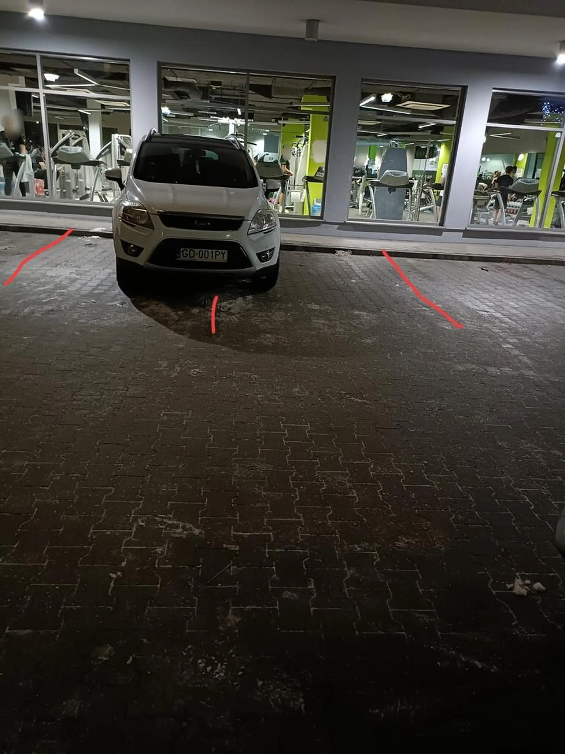 Pani absurdu, kręciła kręciła i tak wykręciła, że zajęła dwa miejsca parkingowe, żeby pójść na siłkę.