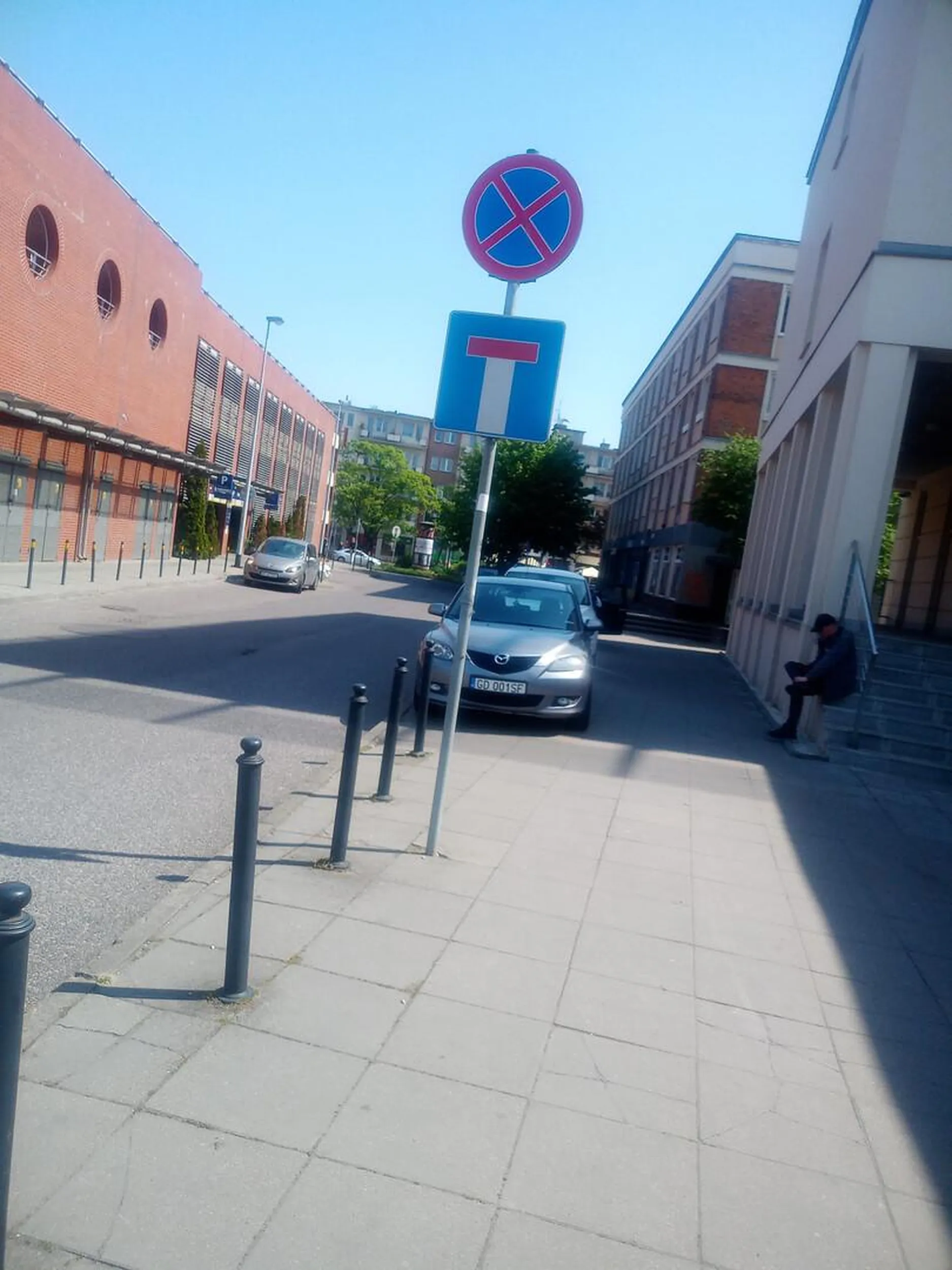 Zakaz parkowania na chodniku w centrum Gdańska niektórzy traktują jako niezobowiązującą sugestię