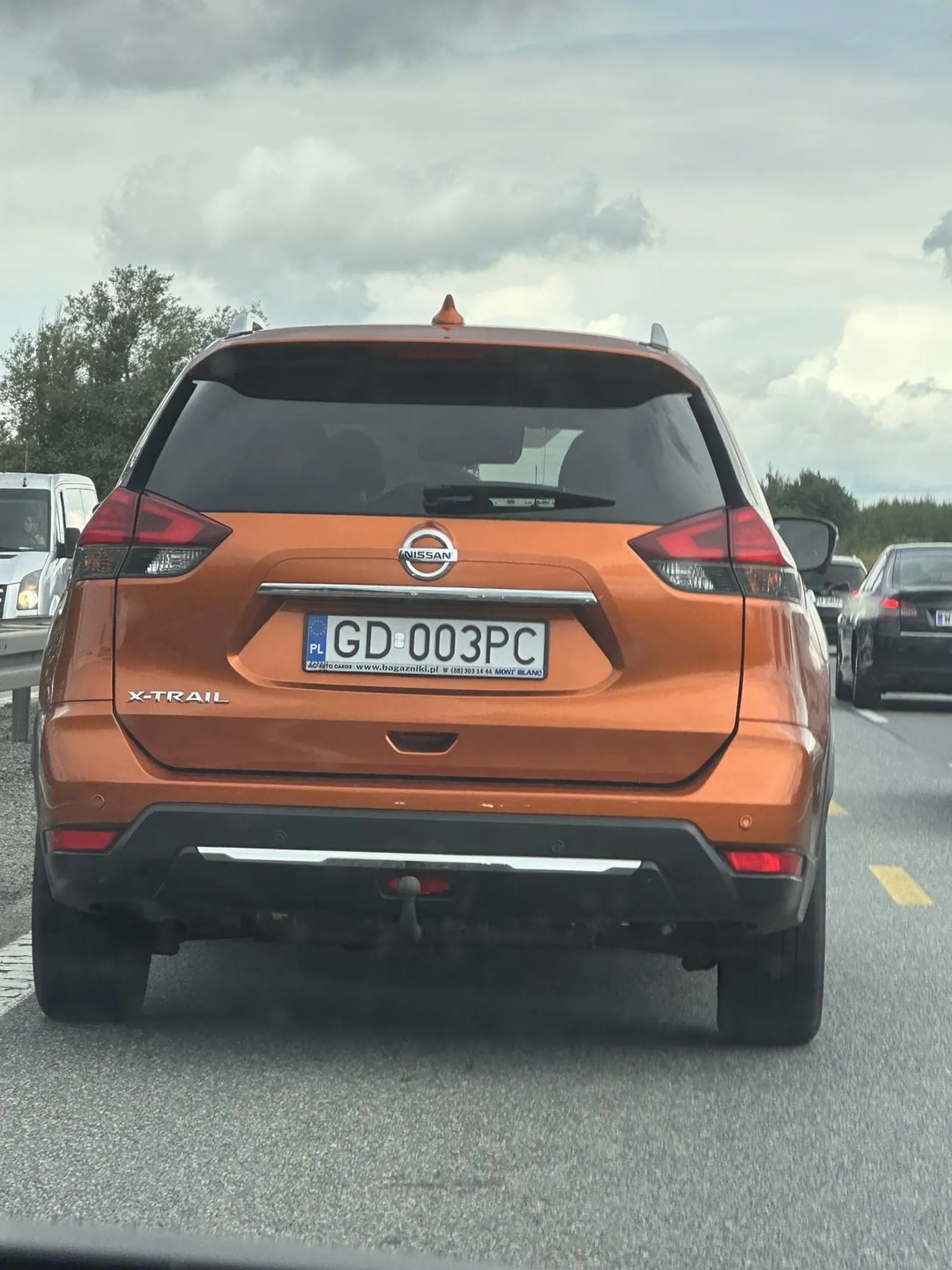 W korku pcha się na siłę i zajeżdża drogę. Kupił duże auto i myśli, że wszyscy będą mu się z drogi usuwać. Przy takiej jeździe długo sobie tym Nissanem nie pojeździ, bo jakbym w niego wjechała, to byłoby z jego winy.