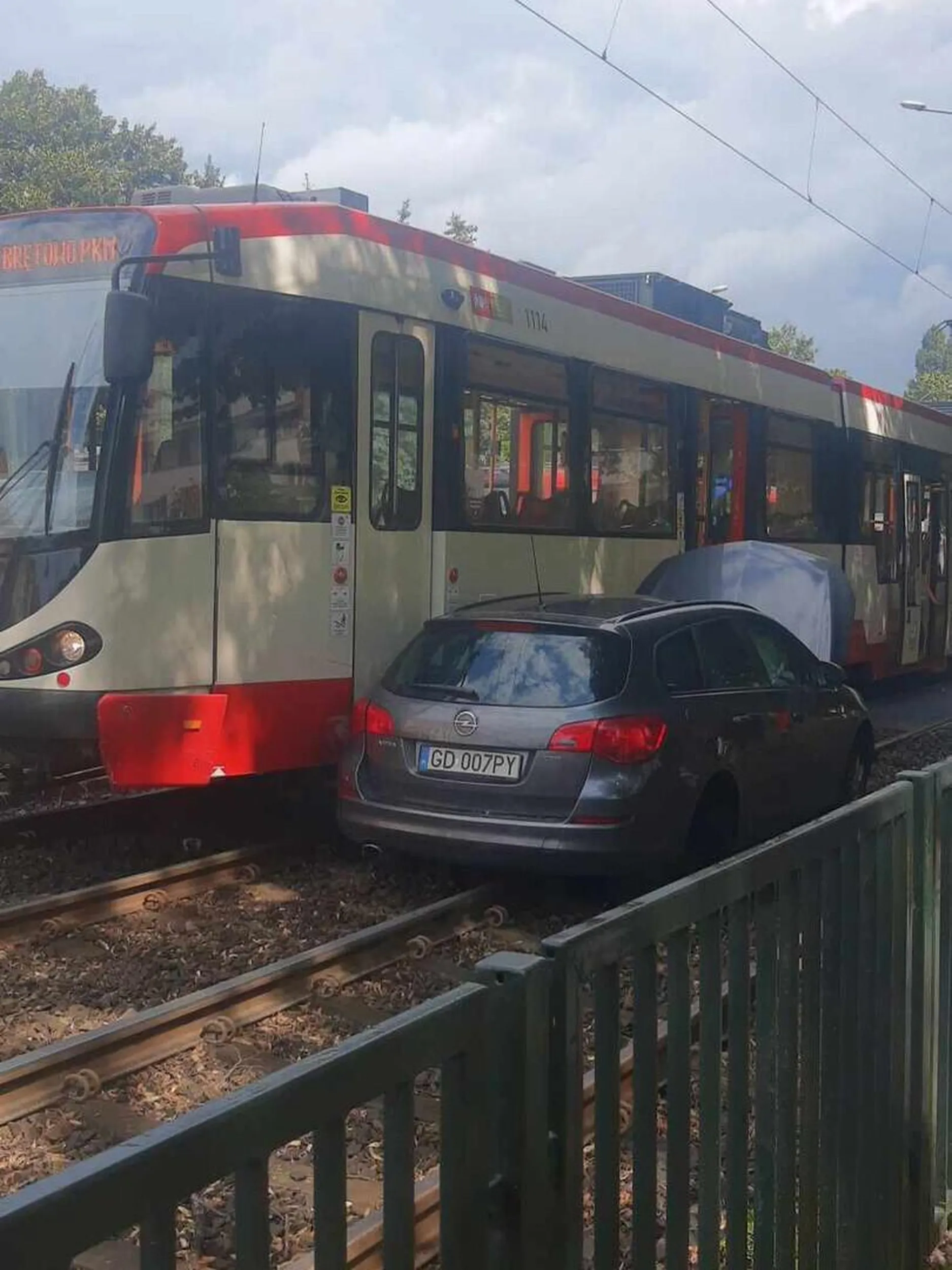 Kolejna ofiara, co nie patrzy na nadjeżdżające tramwaje na Kartuskiej w Gdańsku