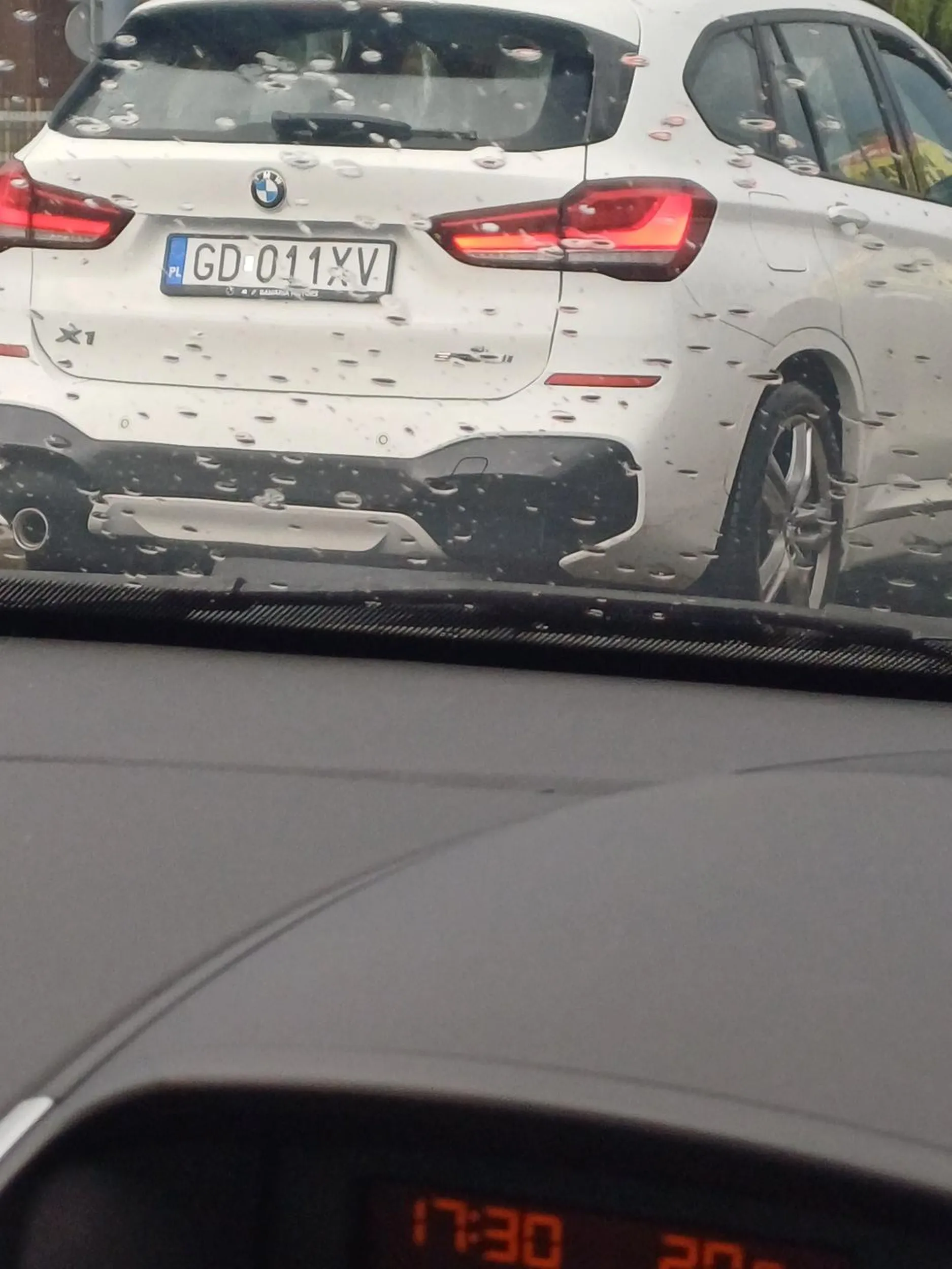 Kierowca nie potrafi zatrzymać samochodu przed rondem ani przed światłami.