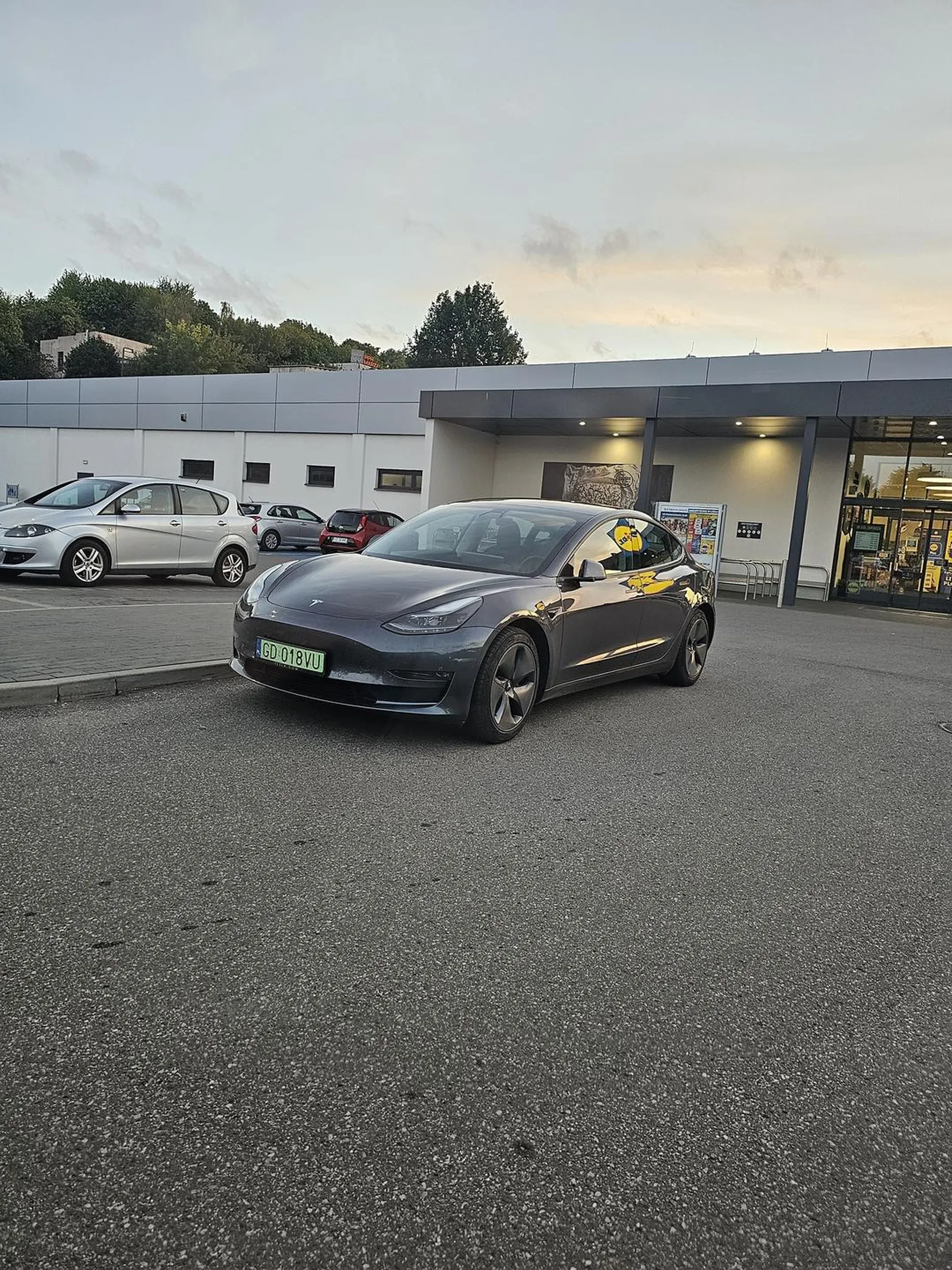 Specjalne parkowanie specjalnego auta specjalnego kierowcy. Było zostawić autopilota, on rozróżnia drogę od miejsc parkingowych