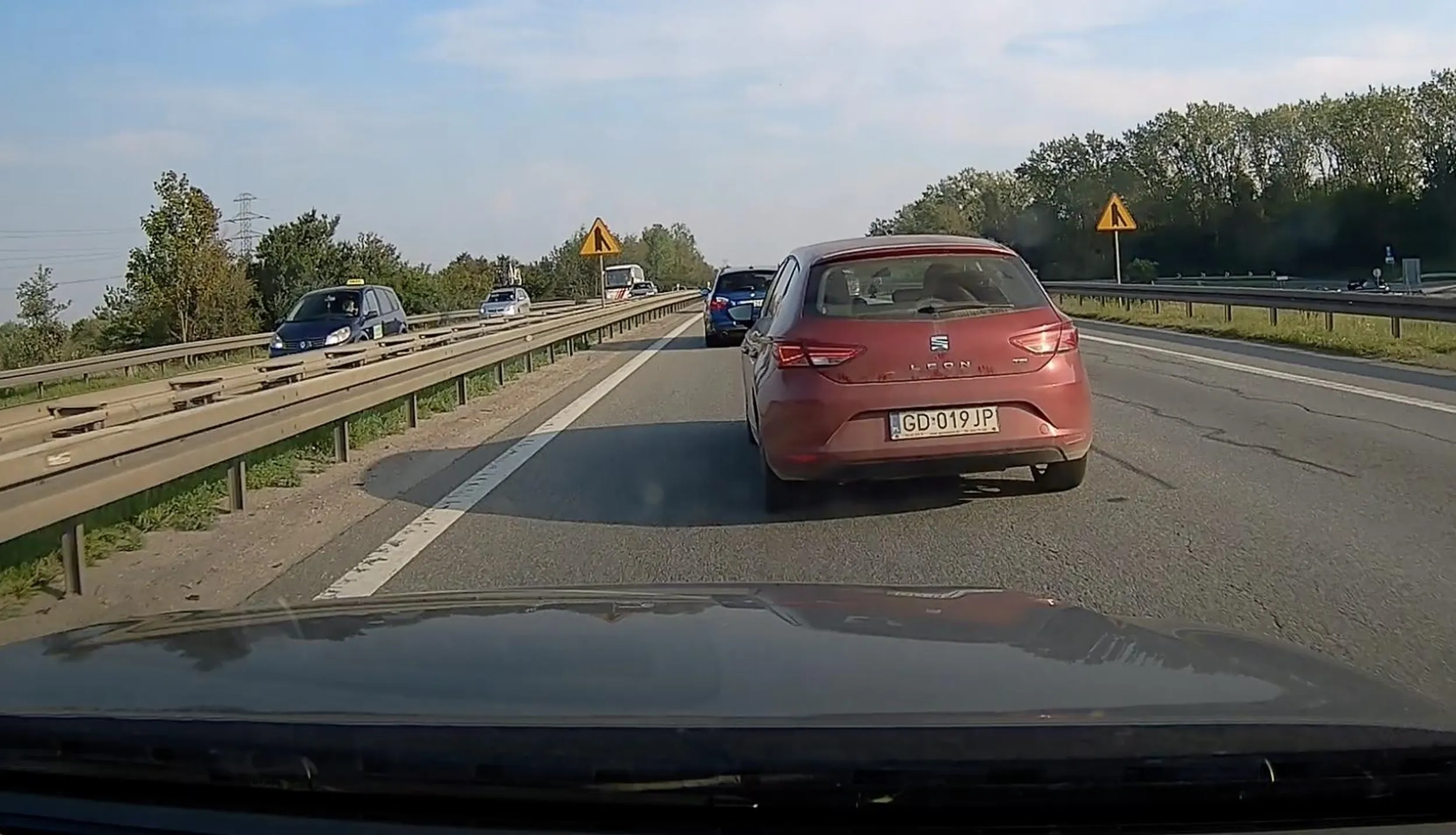 Menda w bordowym Seat Leon się wciska przed maskę przy 120 km/h na zasadzie ,,zmieniam pas i dopiero po tym sygnalizuję”. Naucz się kultury na drodze! Najpierw włącz kierunkowskaz i dopiero potem czekaj na wolną drogę, a nie, że wymuszasz pierwszeństwo i zmuszasz innych do gwałtownego hamowania!