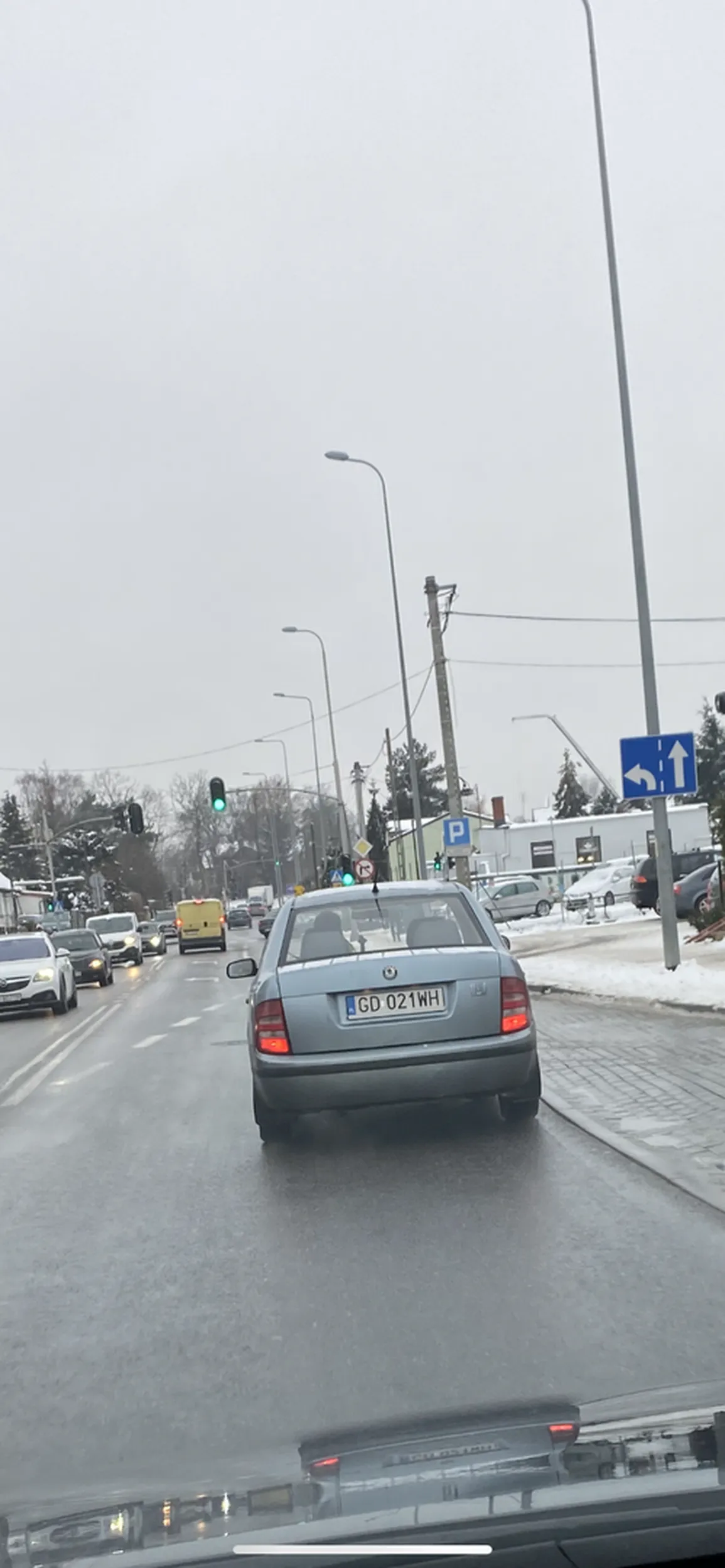 Zj.bie genetyczny, jak prowadzisz nie pierd.. przez telefon i nie utrudniaj ruchu!!! Kiedyś ktoś Ci wypłaci szybki strzał za tą bezmyślność i egoizm