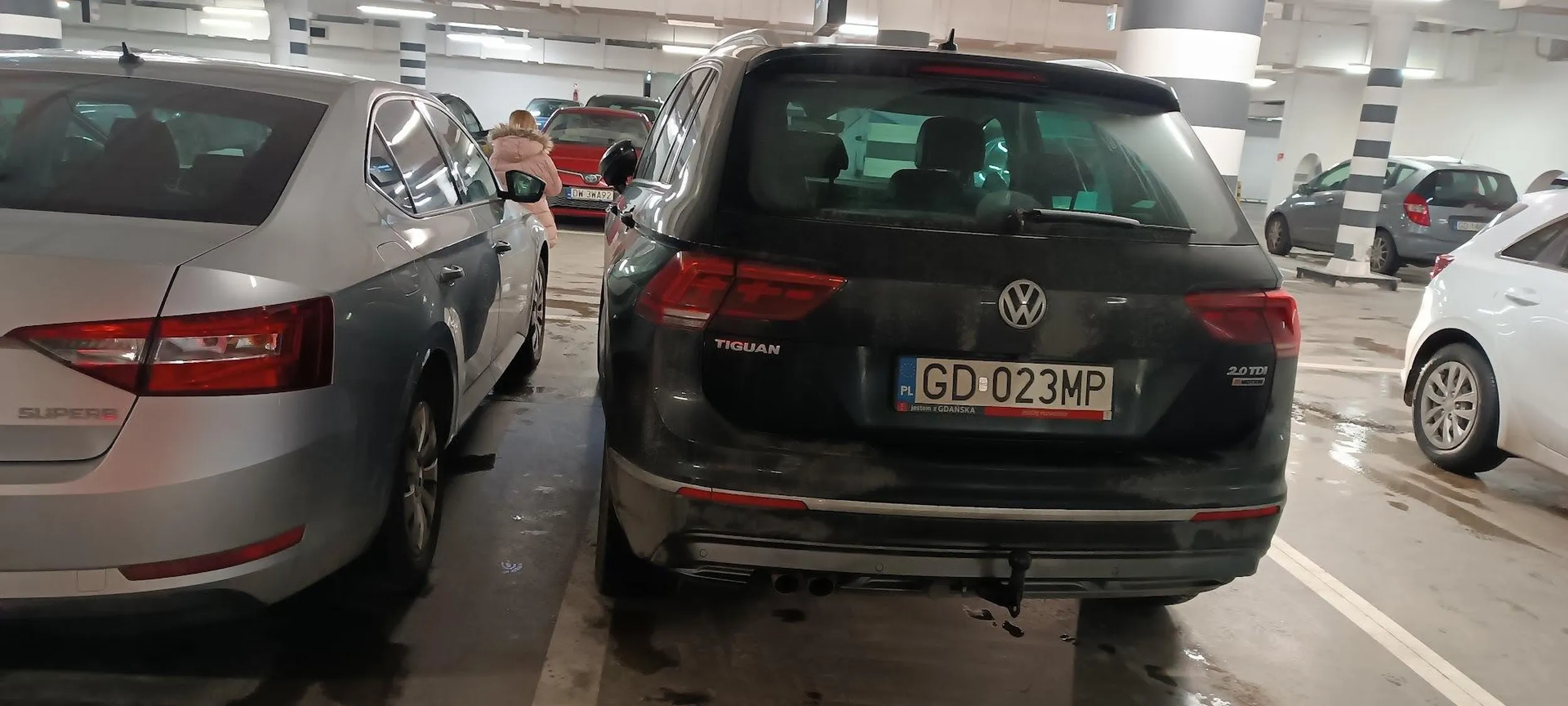 Mistrz parkowania, musiałem wyjechać by wsadzić dziecko do fotelika. Wcześniej stało tu inne auto + białe które widać na zdjęciu.