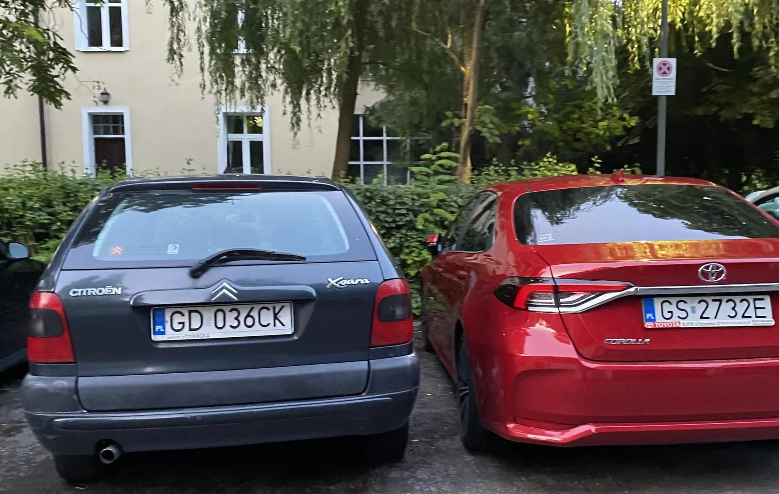 Blokuje wykupione miejsca parkingowe