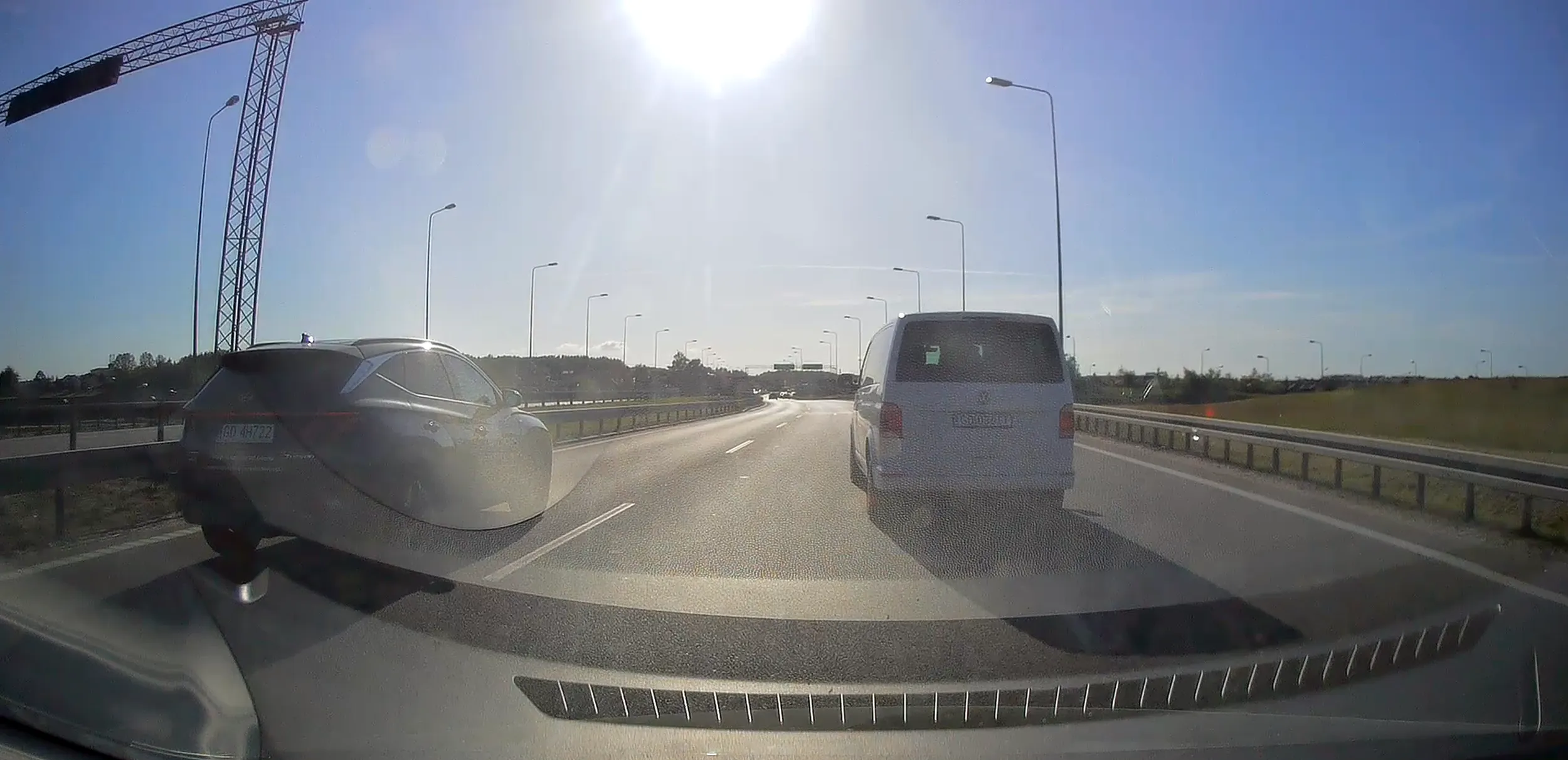 Kierowca busa wymusza pierwszeństwo i hamowanie włączając się na drogę szybkiego ruchu