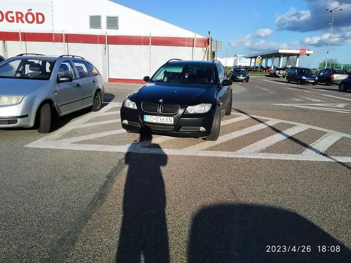 ten pas wyłączony z ruchu jest po to, aby ktoś z większym składem nie zahaczył o takiego cwaniaka jak ten krótko ostrzyżony chudy chłopczyk z BMW